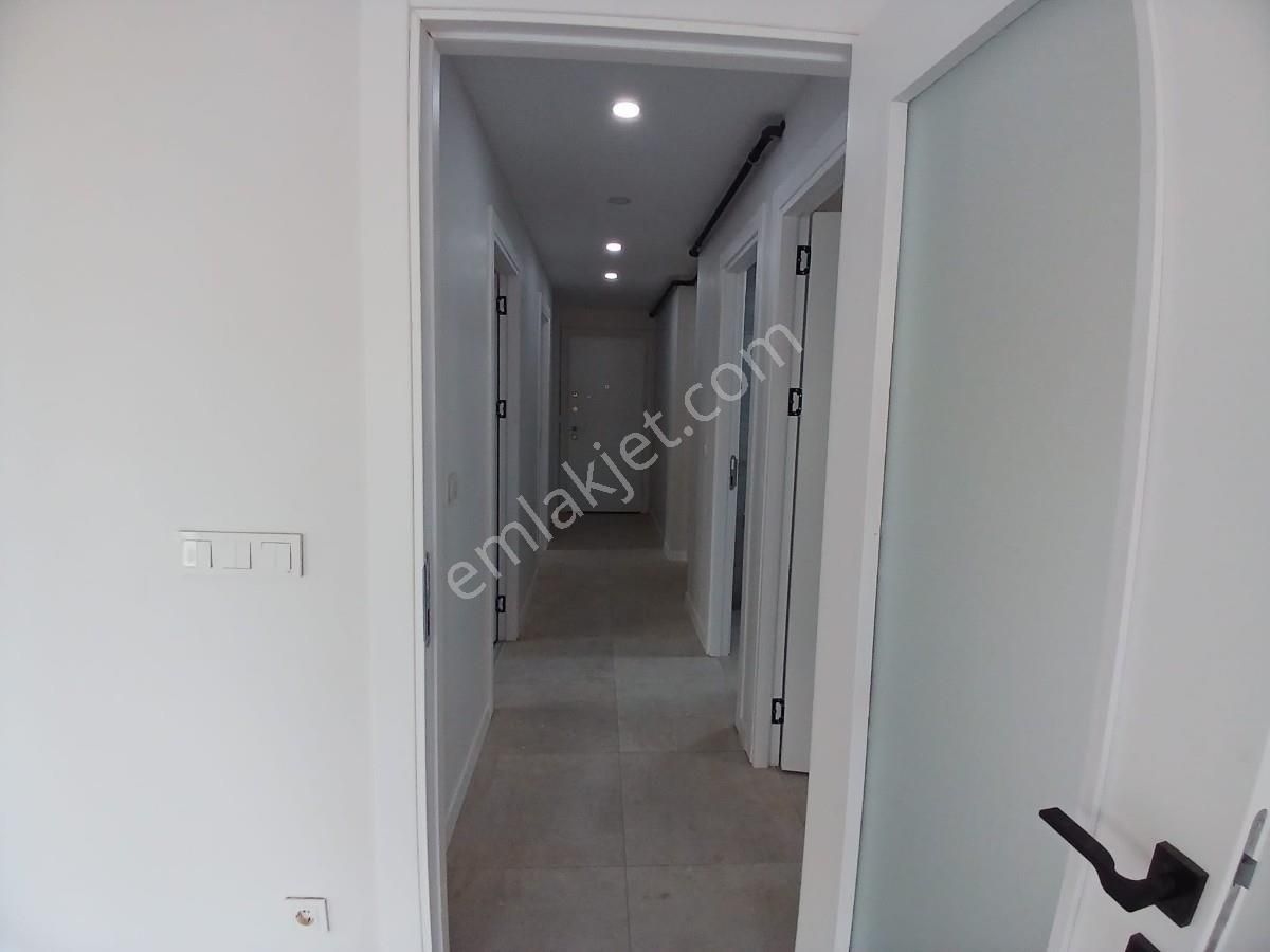 Turyaptan Göztepe Çemenzarda Minibüs Yolu Üzerinde Kiralık 2+1 - Görsel 17