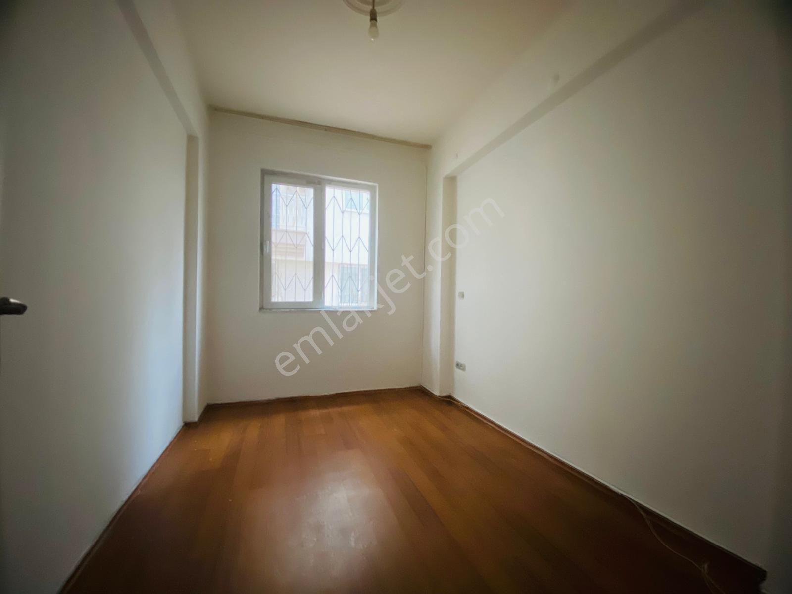 Kızılarık 'ta İçi Boyalı Ve Tadilatlı Temiz 2+1 - Görsel 15