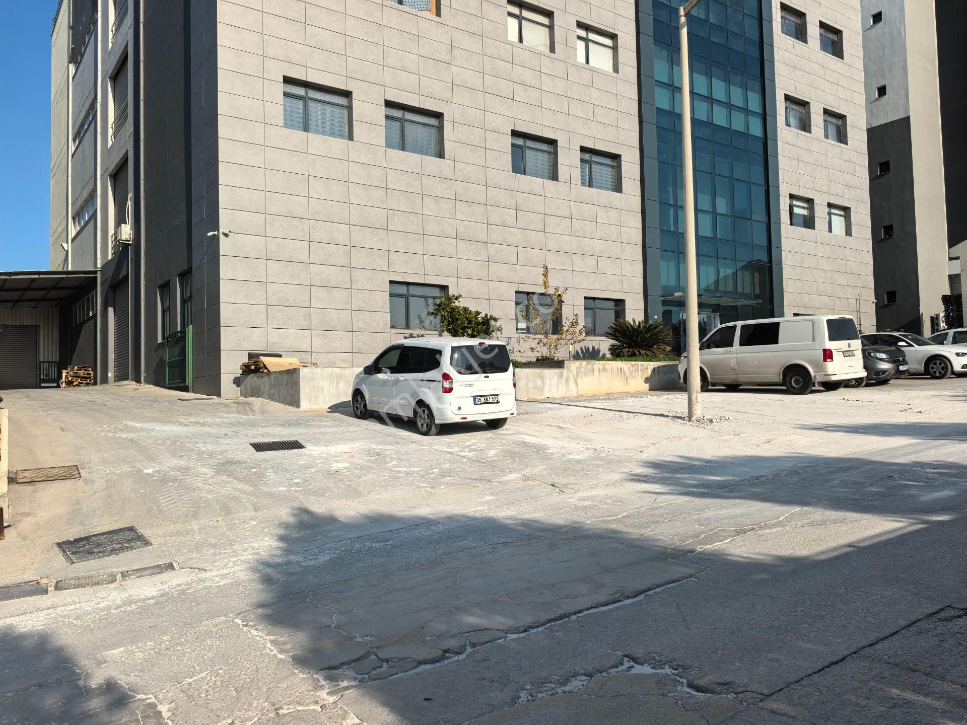 Buca Osb Begos Zemin Kat 1200 M² Kiralık Depo İşyeri