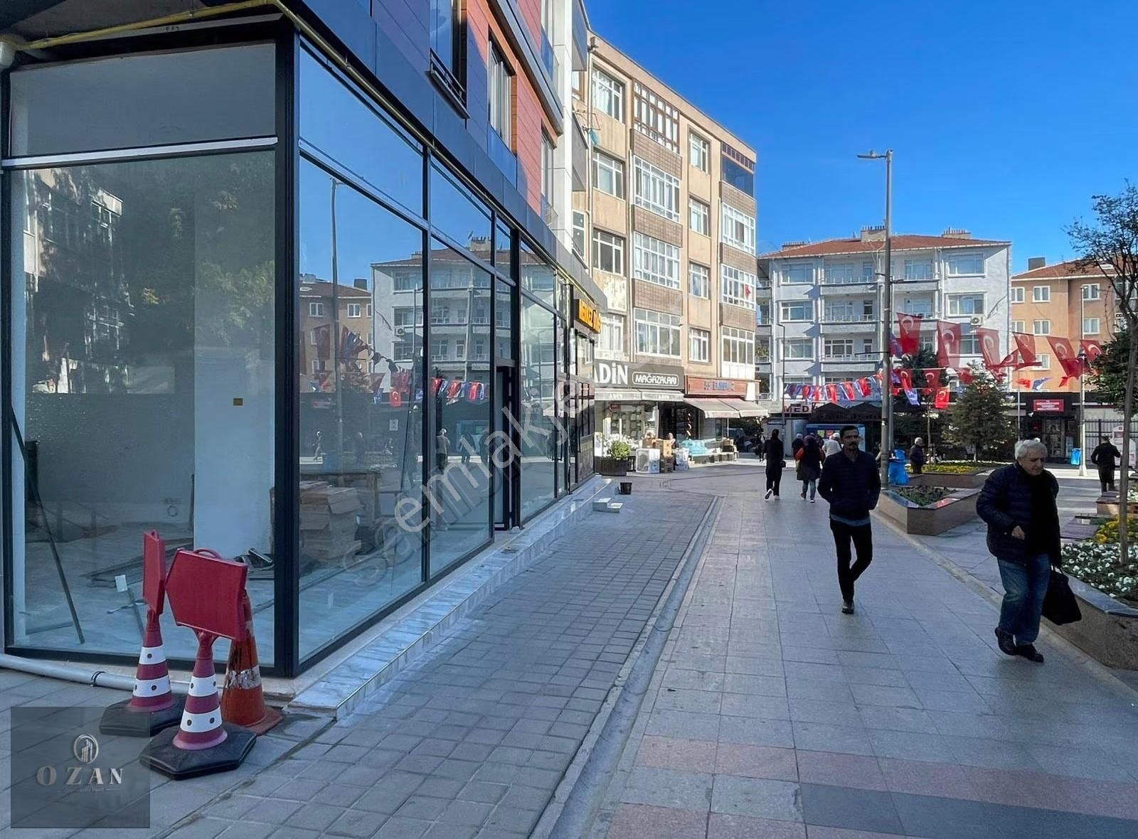 Ozan Emlaktan Sefaköy Merkezde İşlek Caddede 60m2 Depoludükkan