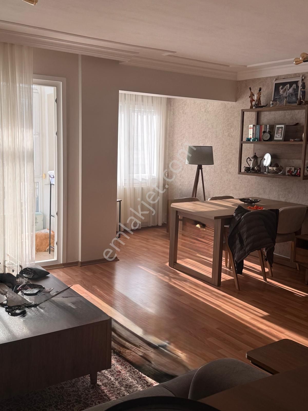 Bostanlı' Da Sahile 200 Metre Ara Kat 2+1 Geniş Satılık Daire