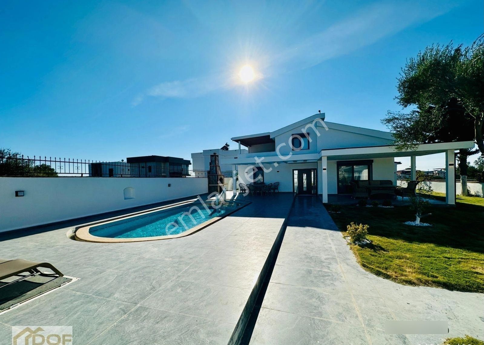 Villacı Onur'dan 700 M2 İçerisinde Eşyalı Ferah Bahçeli Ve Havuzlu Villa