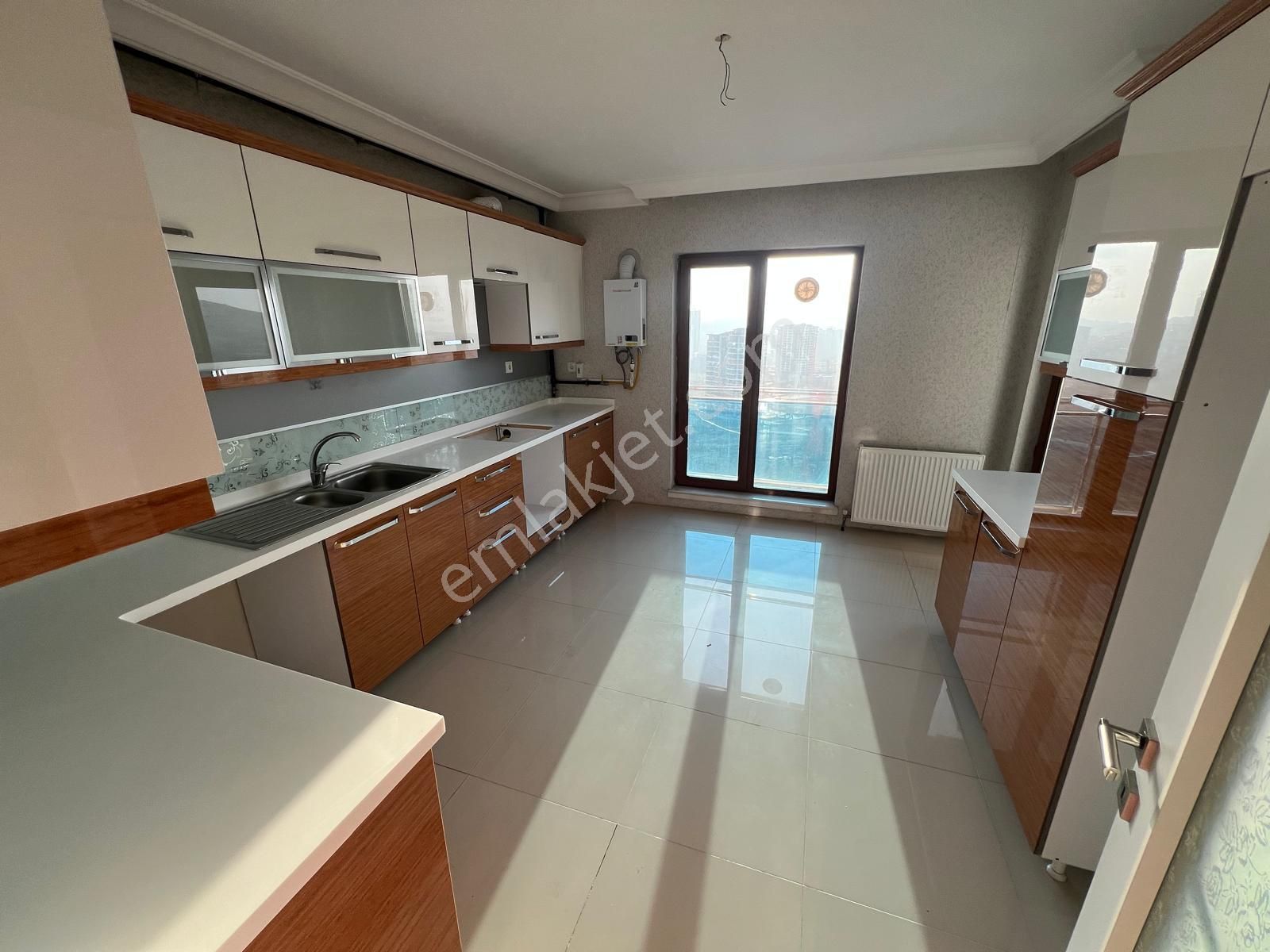 Kanuni'de Ultra Lüks Yapılı G.odalı E.banyolu 3+1 Site Dairesi!