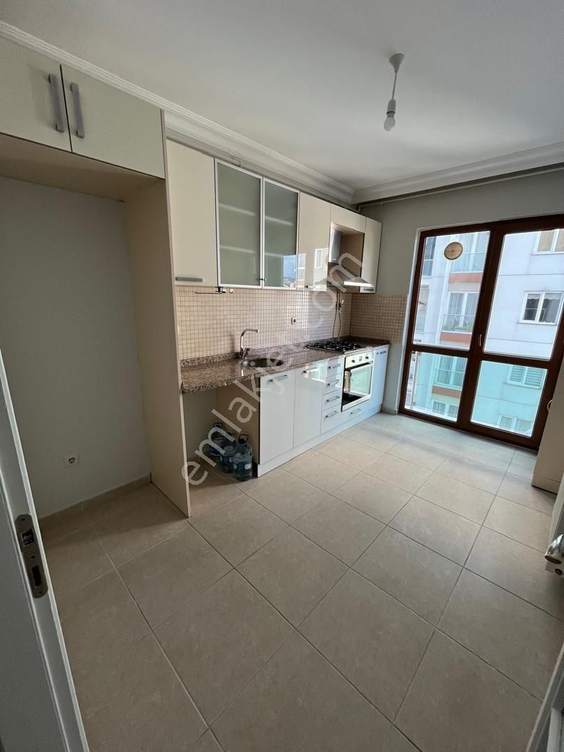 Ümraniye Armağanevler Mahallesi Diriliş Caddesi Üzerinde 3.kat 2+1 Metro Yürüme Mesafeli - Görsel 6