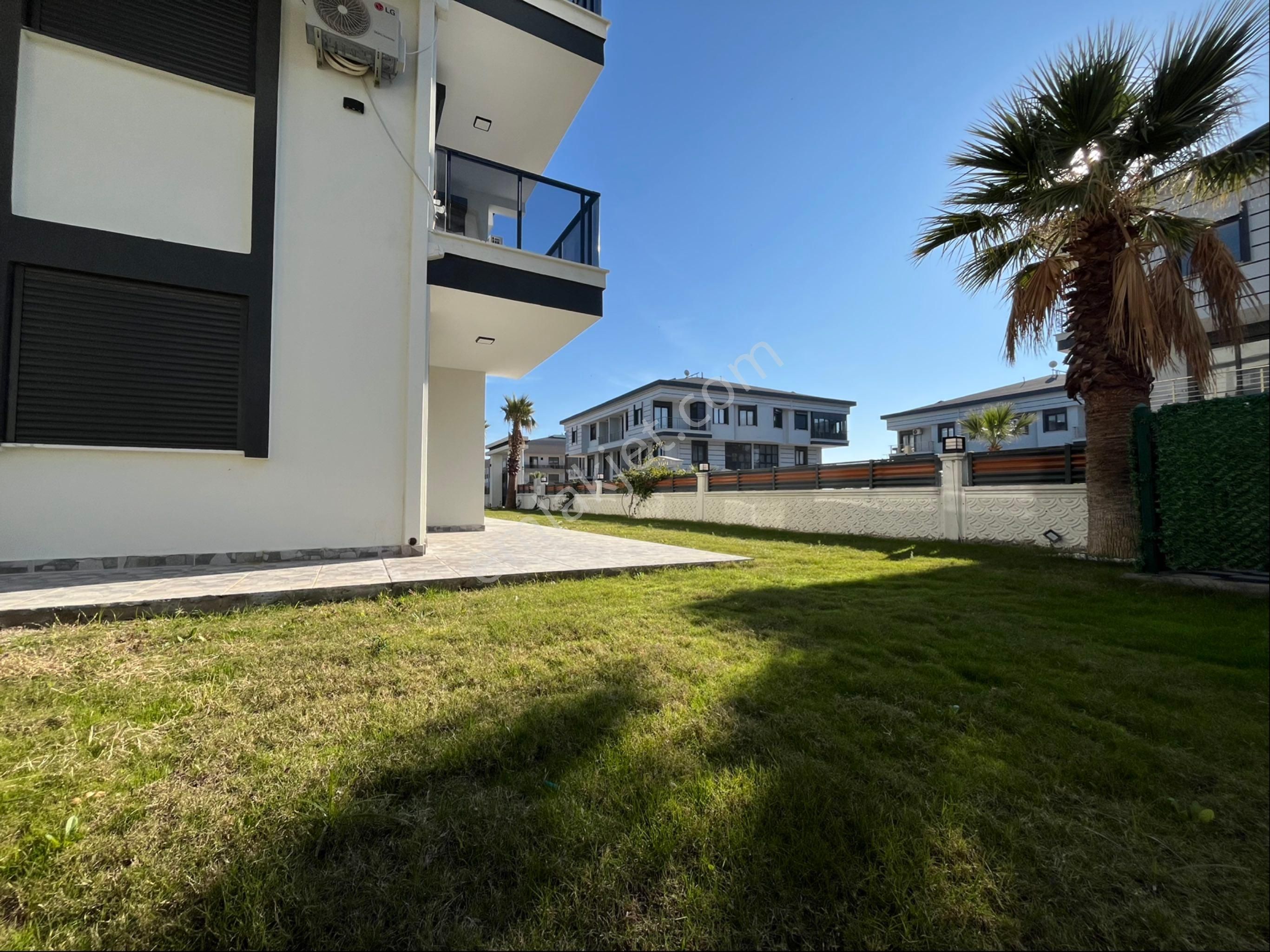 Havuzlu Sitede Satılık Bahçeli Daire