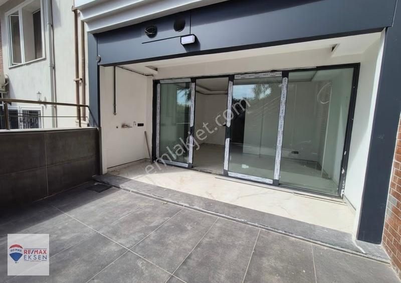 Beşiktaş'ta Boğaz Manzaralı Bahçe Kullanımlı Satılık Boş Daire