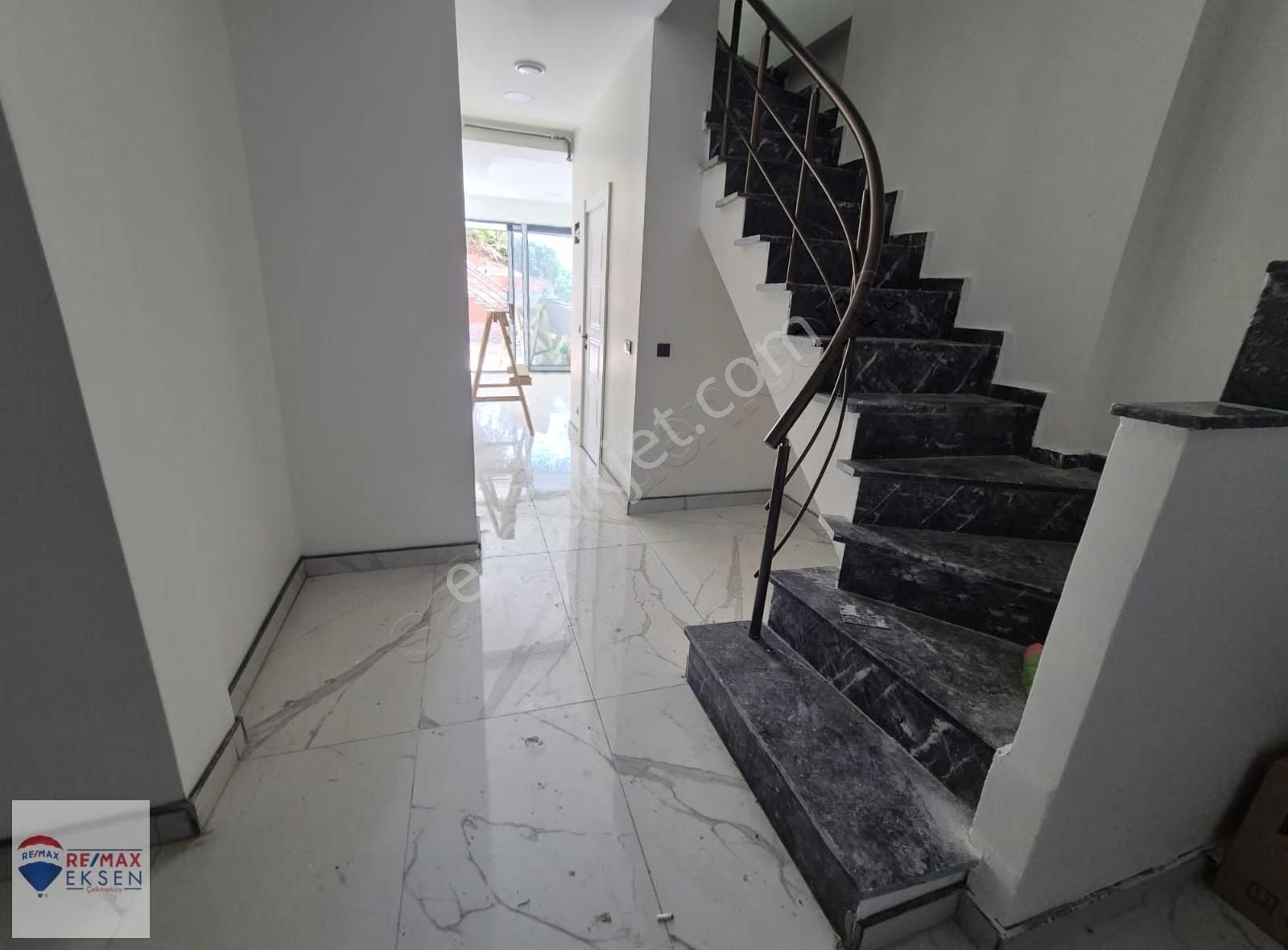 Beşiktaş'ta Boğaz Manzaralı Bahçe Kullanımlı Satılık Boş Daire - Görsel 15