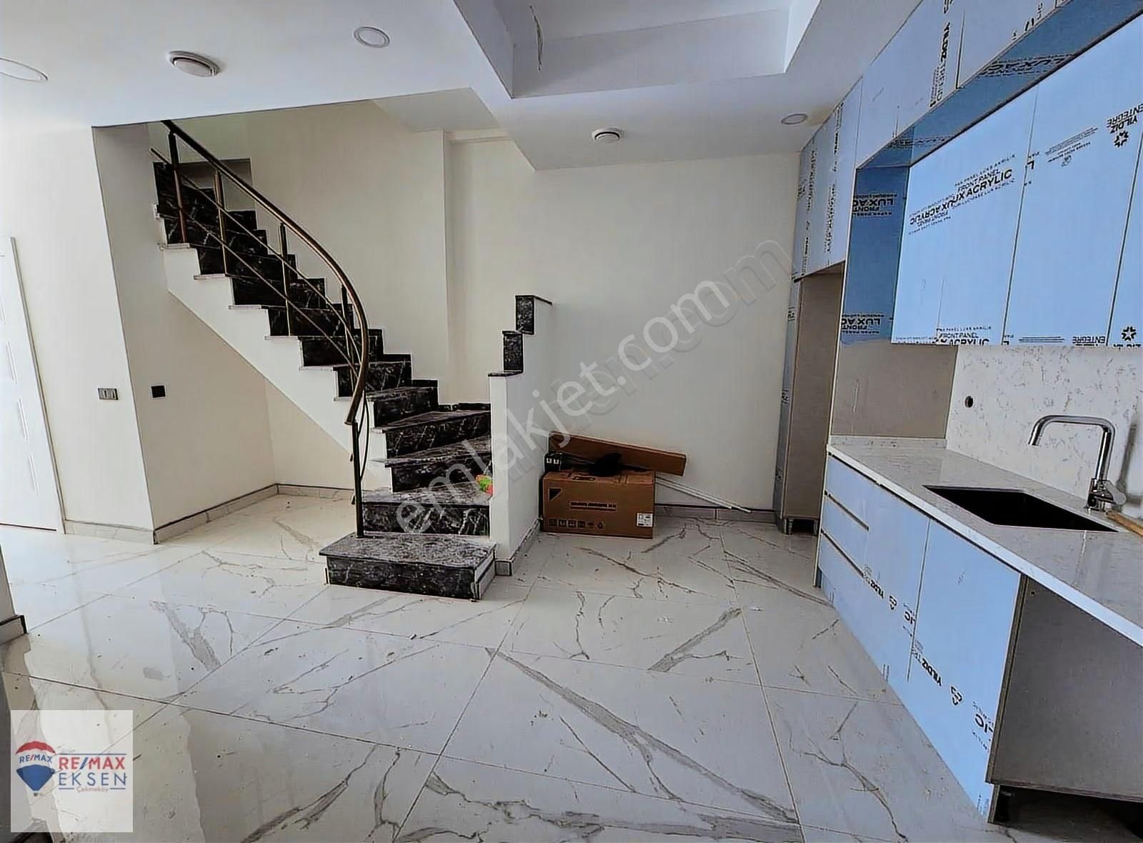 Beşiktaş'ta Boğaz Manzaralı Bahçe Kullanımlı Satılık Boş Daire - Görsel 29