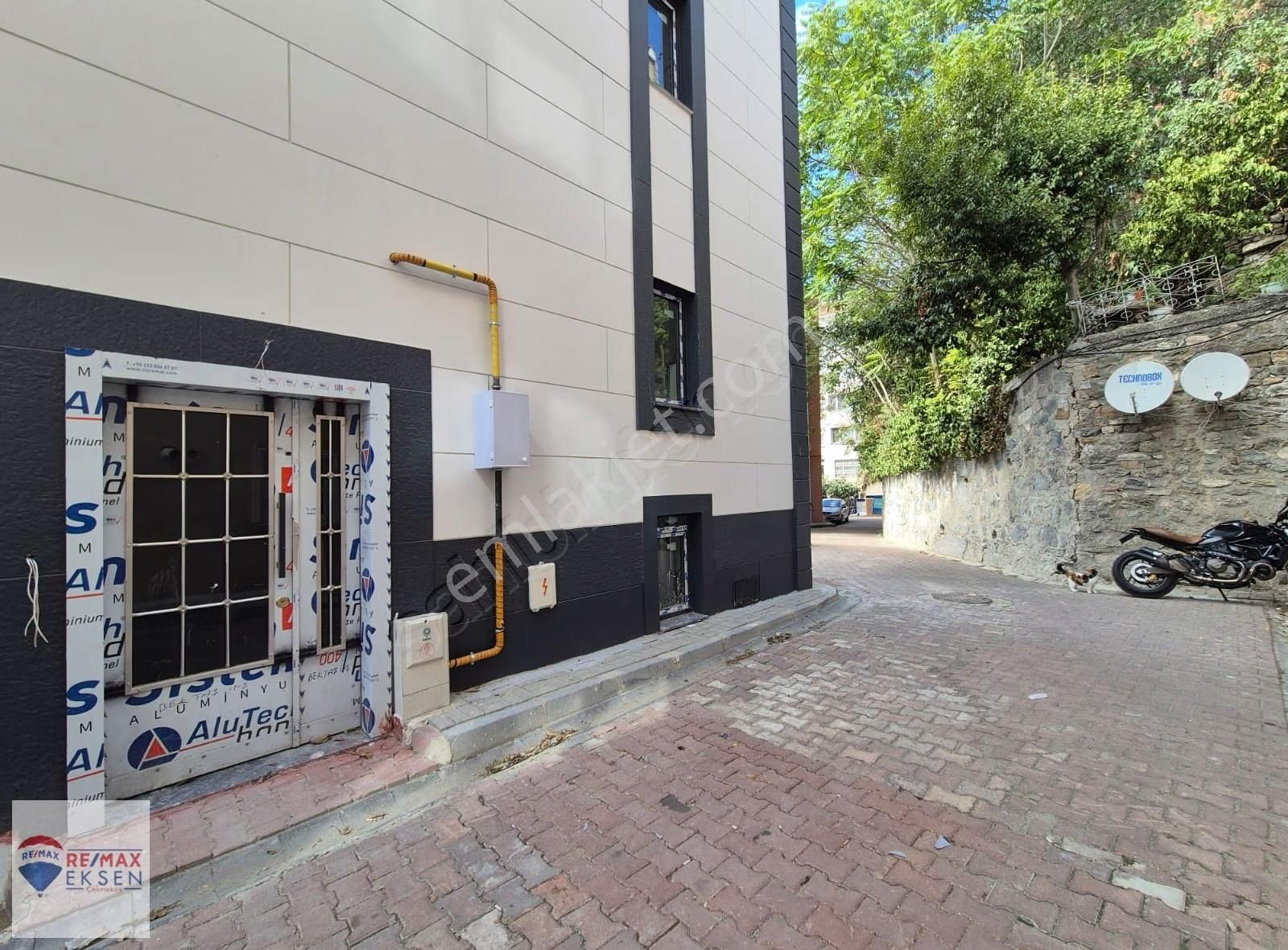 Beşiktaş'ta Boğaz Manzaralı Bahçe Kullanımlı Satılık Boş Daire - Görsel 9