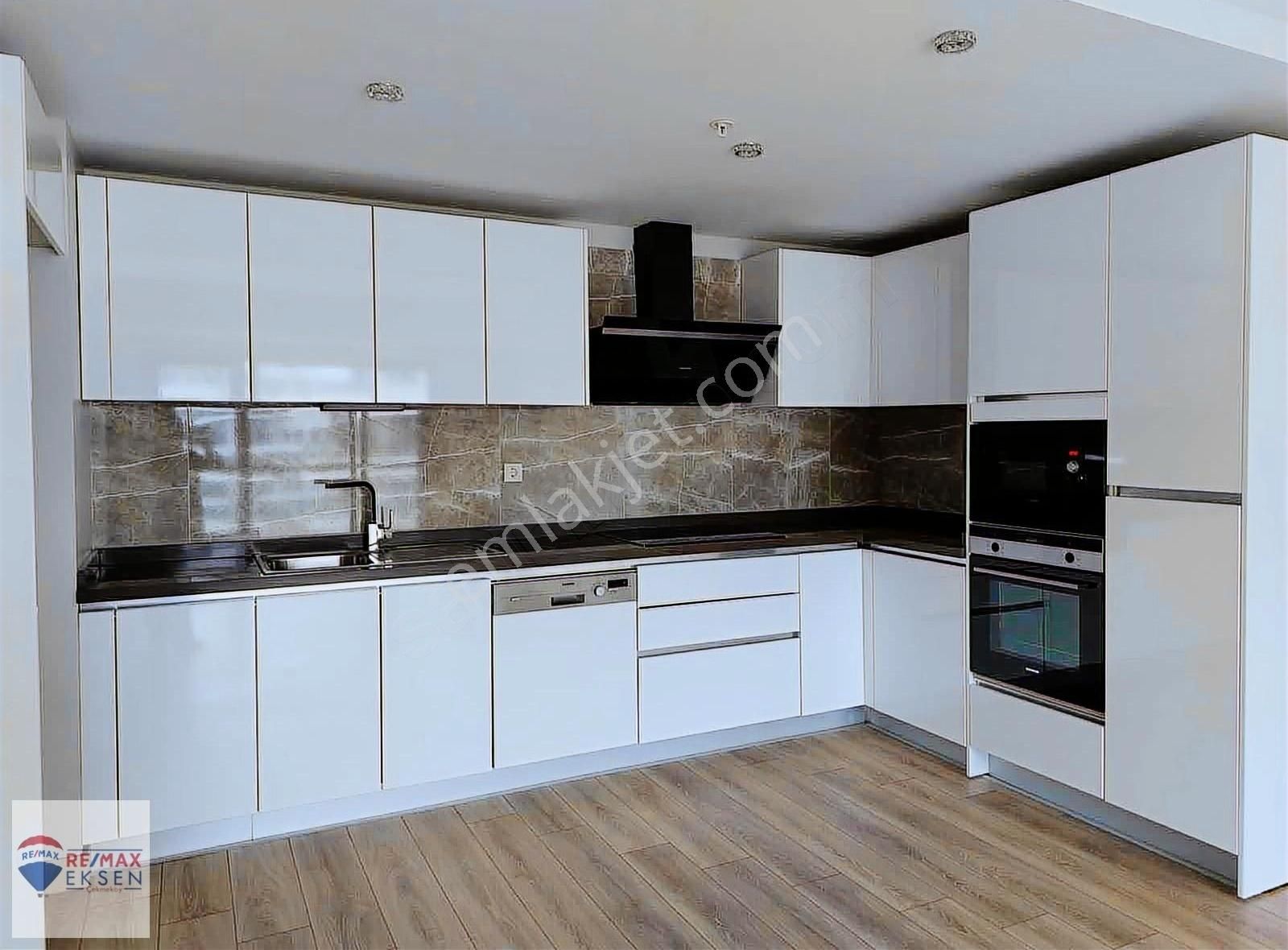 Emine Göktürk,den Nef Bahçelievlerde Boş Peyzaj Manzaralı 3+1