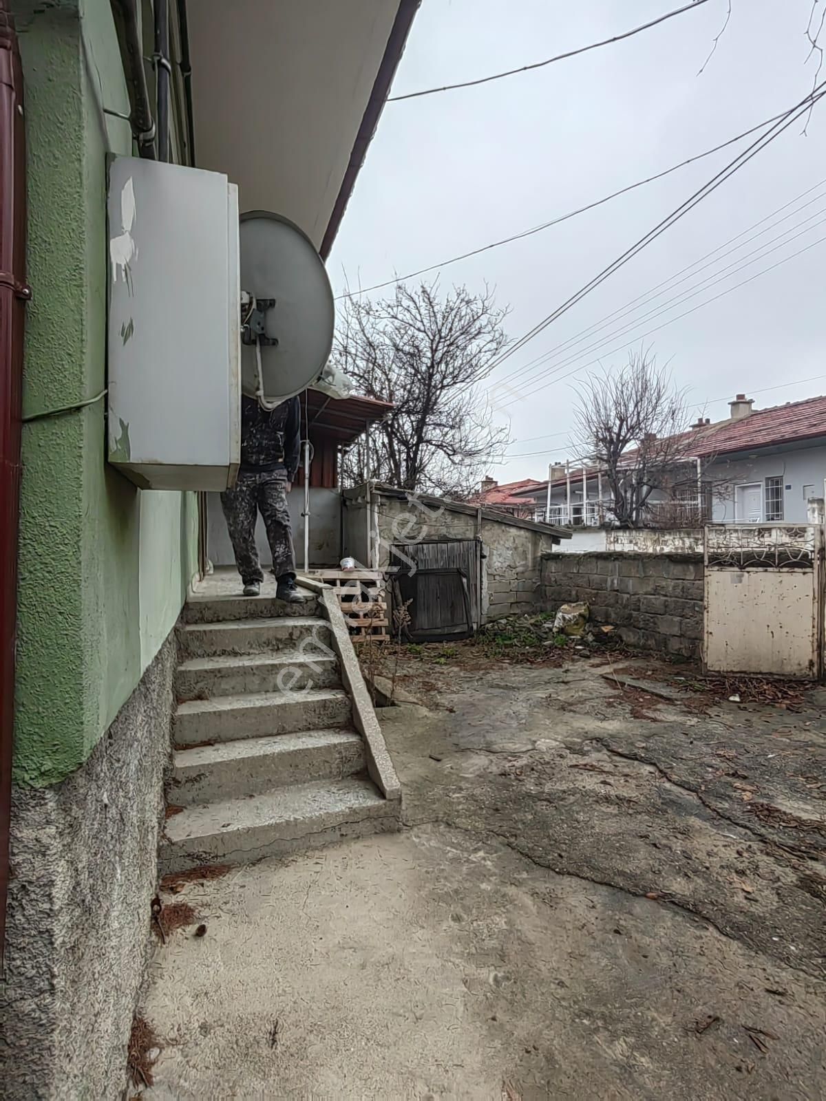 Akçay Emlak'tan Akşehir Gazi Mahallesinde Köşe Parsel Bahçeli Doğalgazlı Satılık Müstakil Ev - Görsel 19