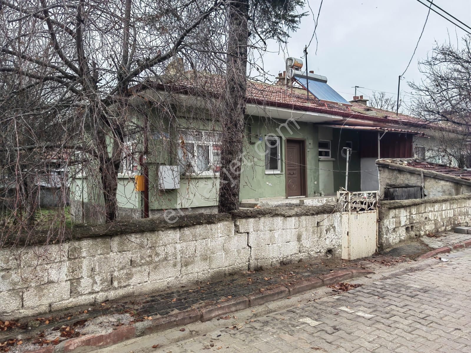 Akçay Emlak'tan Akşehir Gazi Mahallesinde Köşe Parsel Bahçeli Doğalgazlı Satılık Müstakil Ev