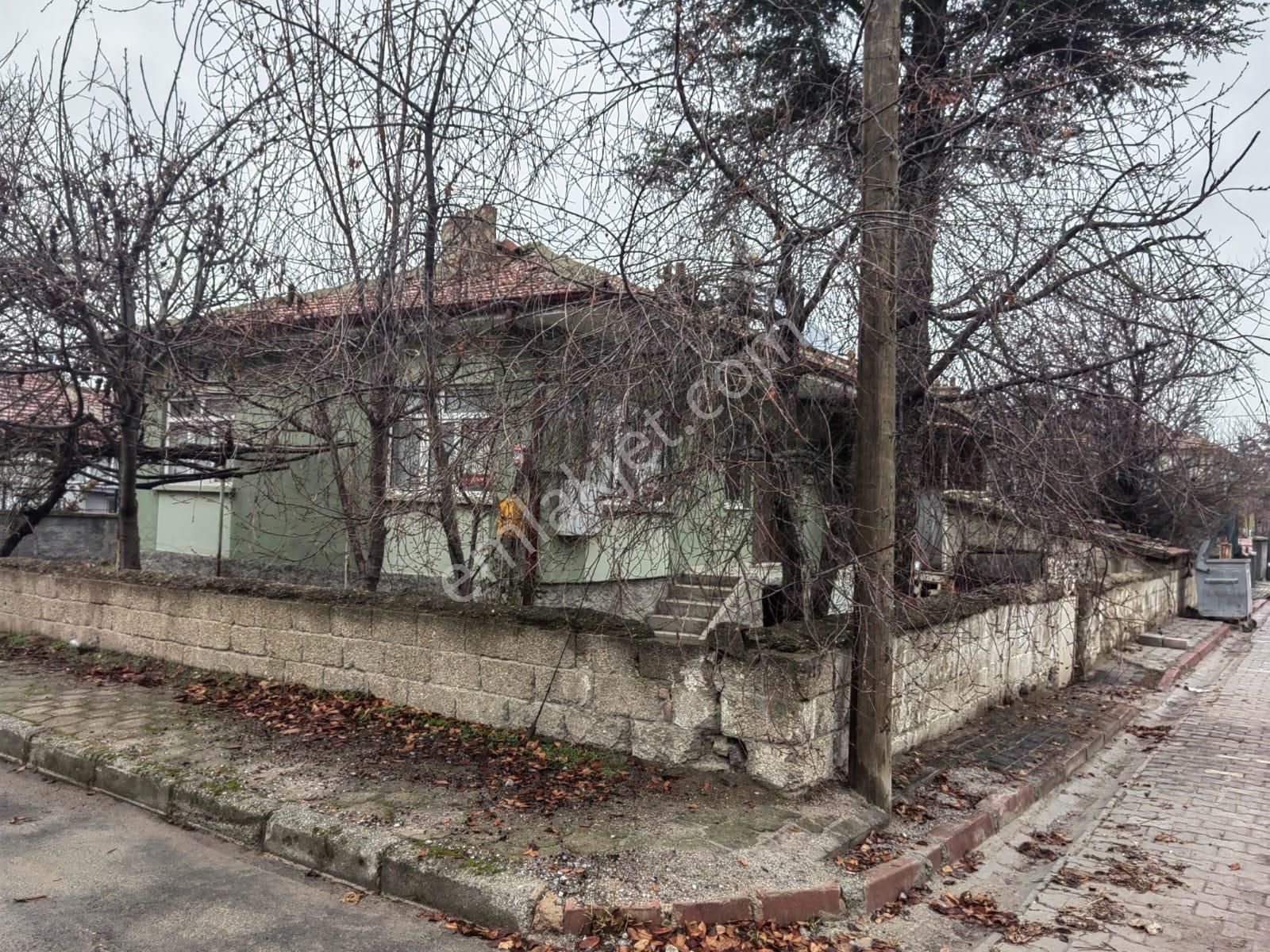 Akçay Emlak'tan Akşehir Gazi Mahallesinde Köşe Parsel Bahçeli Doğalgazlı Satılık Müstakil Ev - Görsel 3