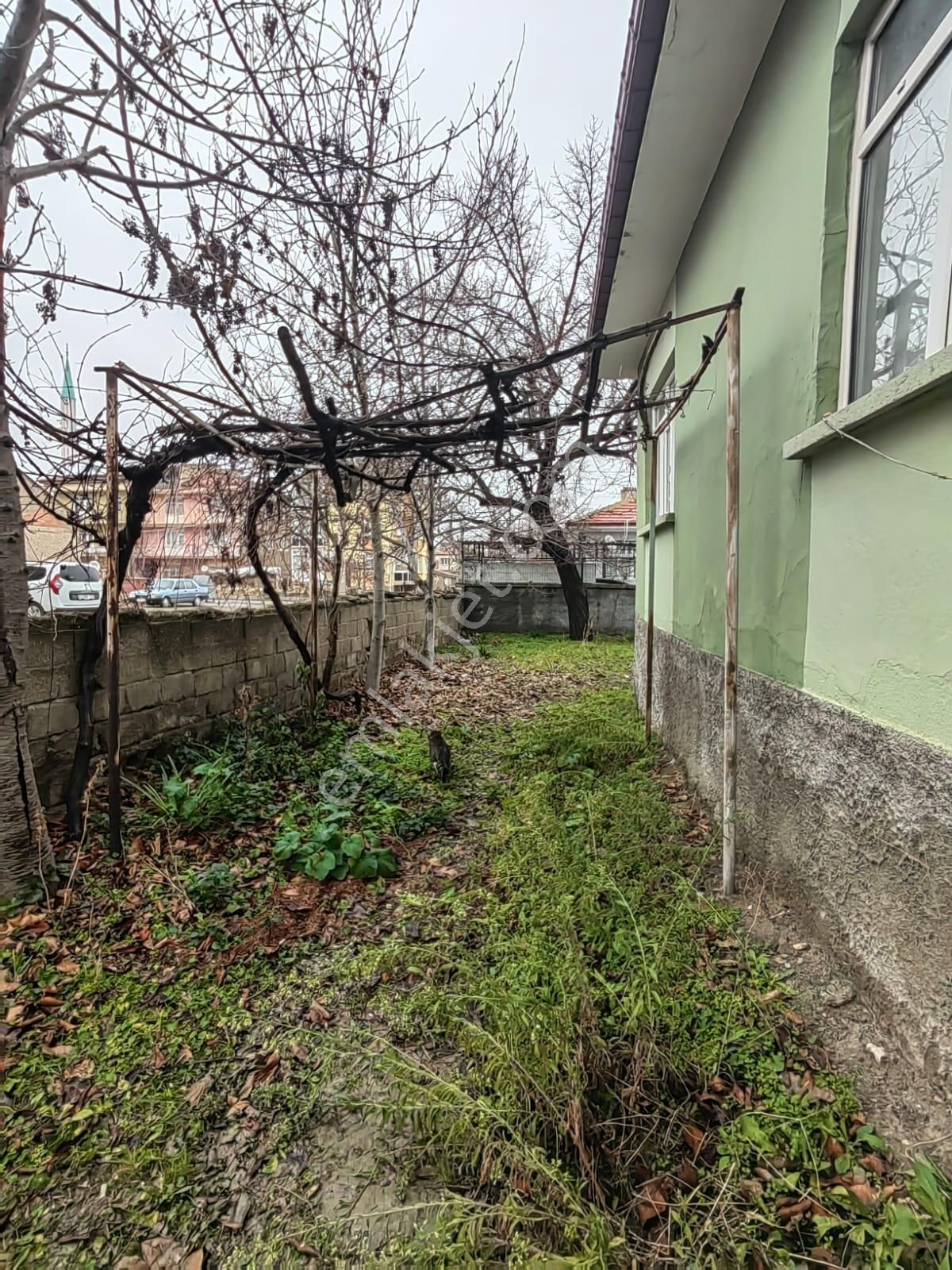 Akçay Emlak'tan Akşehir Gazi Mahallesinde Köşe Parsel Bahçeli Doğalgazlı Satılık Müstakil Ev - Görsel 6