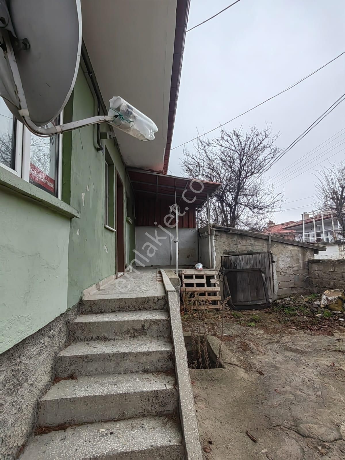 Akçay Emlak'tan Akşehir Gazi Mahallesinde Köşe Parsel Bahçeli Doğalgazlı Satılık Müstakil Ev - Görsel 35