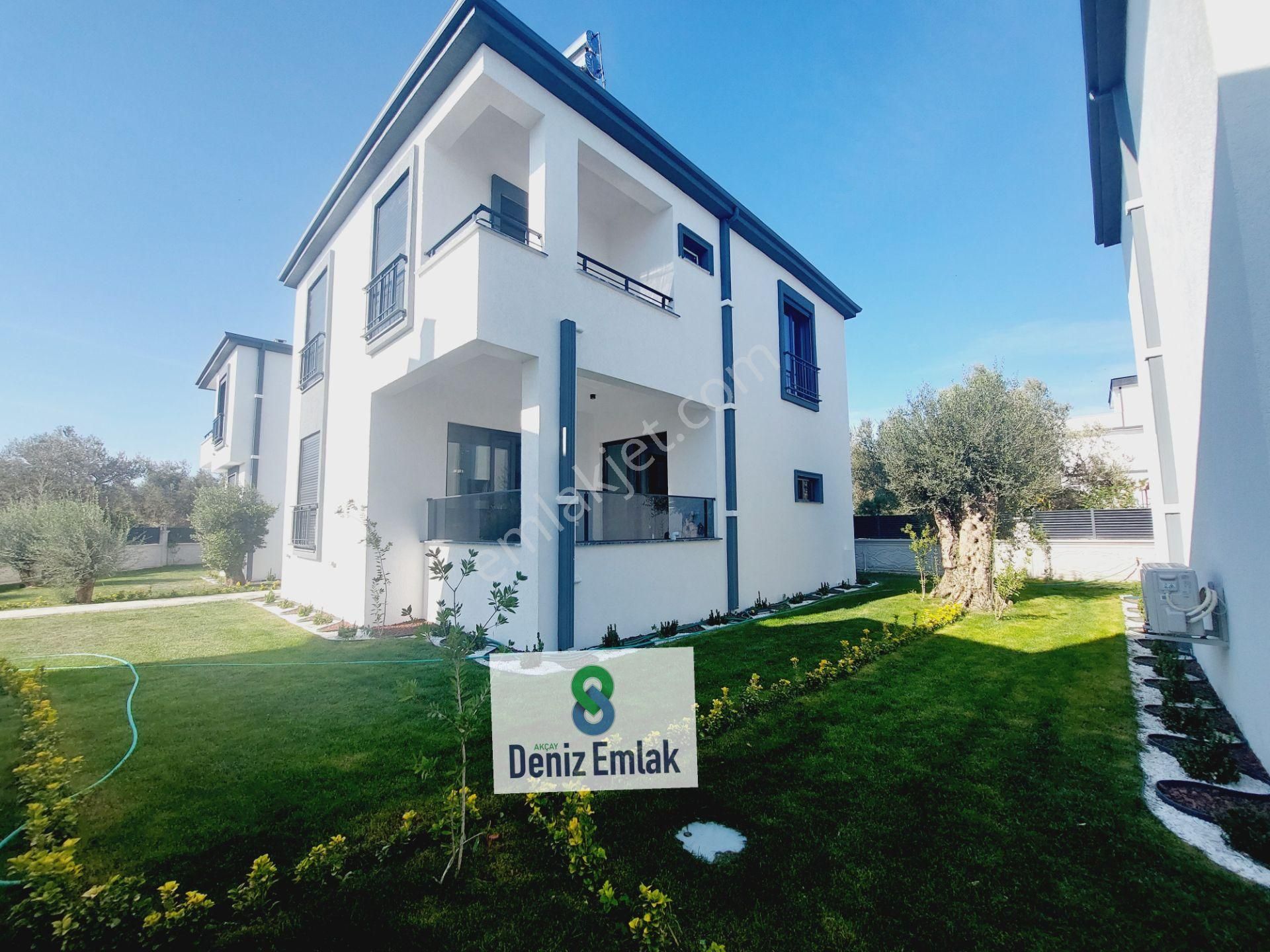 Denizden Akçayda Lüks Yerden Isıtmalı Satılık 5+1 Fourleks Villa.