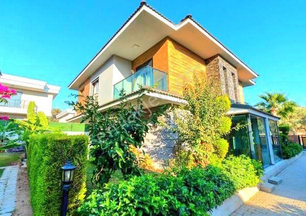 Kuşadası Merkeze Ve Avm'lere Yakın Havuzlu Sitede Eşyalı Bahçeli Villa