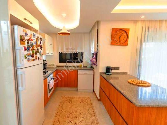 Kuşadası Merkeze Ve Avm'lere Yakın Havuzlu Sitede Eşyalı Bahçeli Villa - Görsel 17
