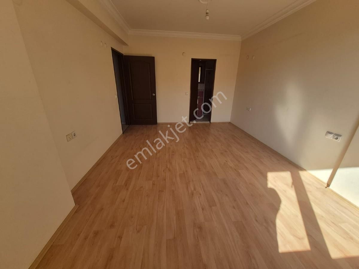 Kuşadası Marinada Merkezi Lokasyonda 3+1 Büyük Ara Kat Daire - Görsel 17