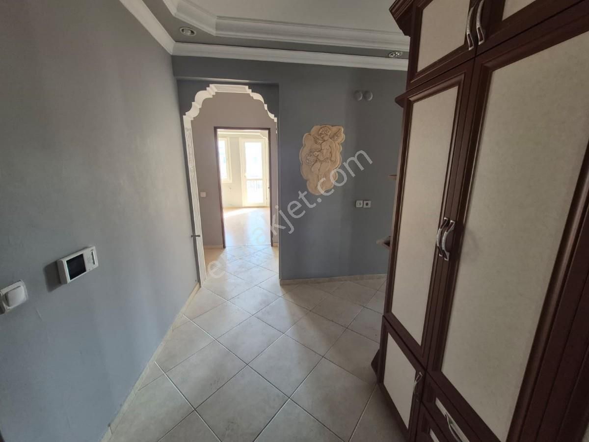 Kuşadası Marinada Merkezi Lokasyonda 3+1 Büyük Ara Kat Daire - Görsel 20