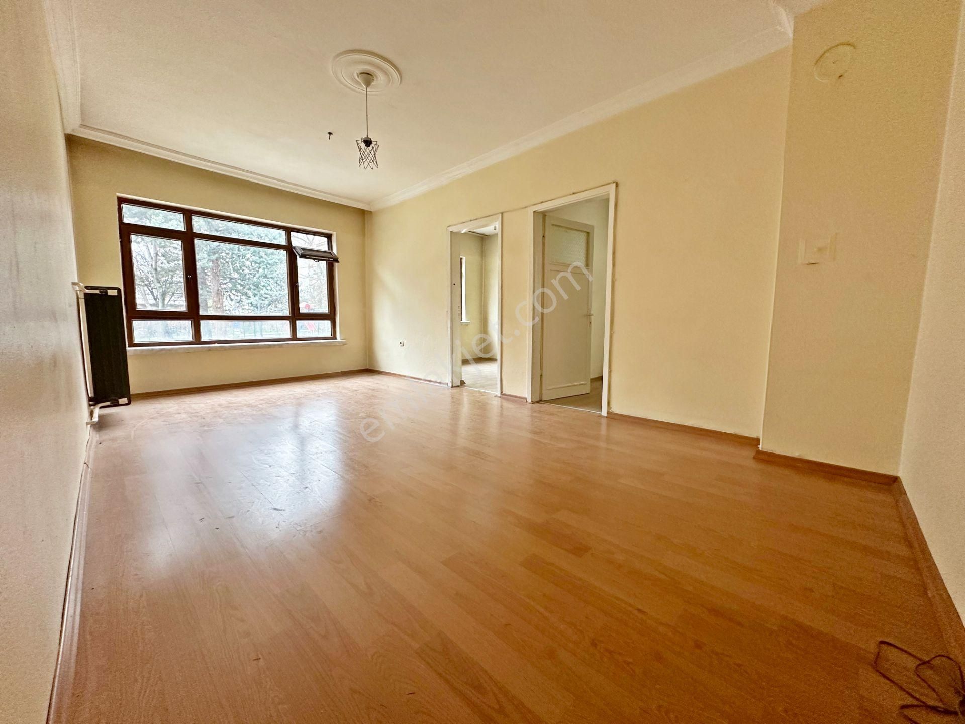 Etlik Merkez'de Park Manzaralı Yüksek Giriş 1.kat Konumunda 3+1 Altında Tam Daire Var Çift Balkon