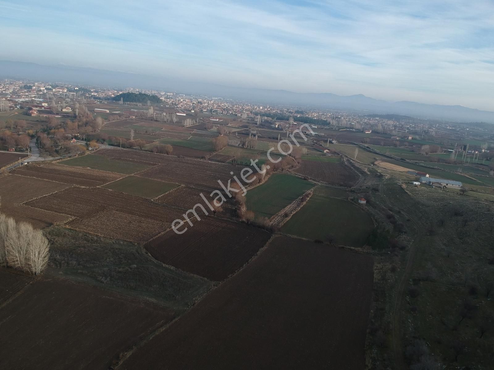 İlbey // Şuhut Merkez Hors Piknik Alanı Yanında 2113 M² Tarla - Görsel 4