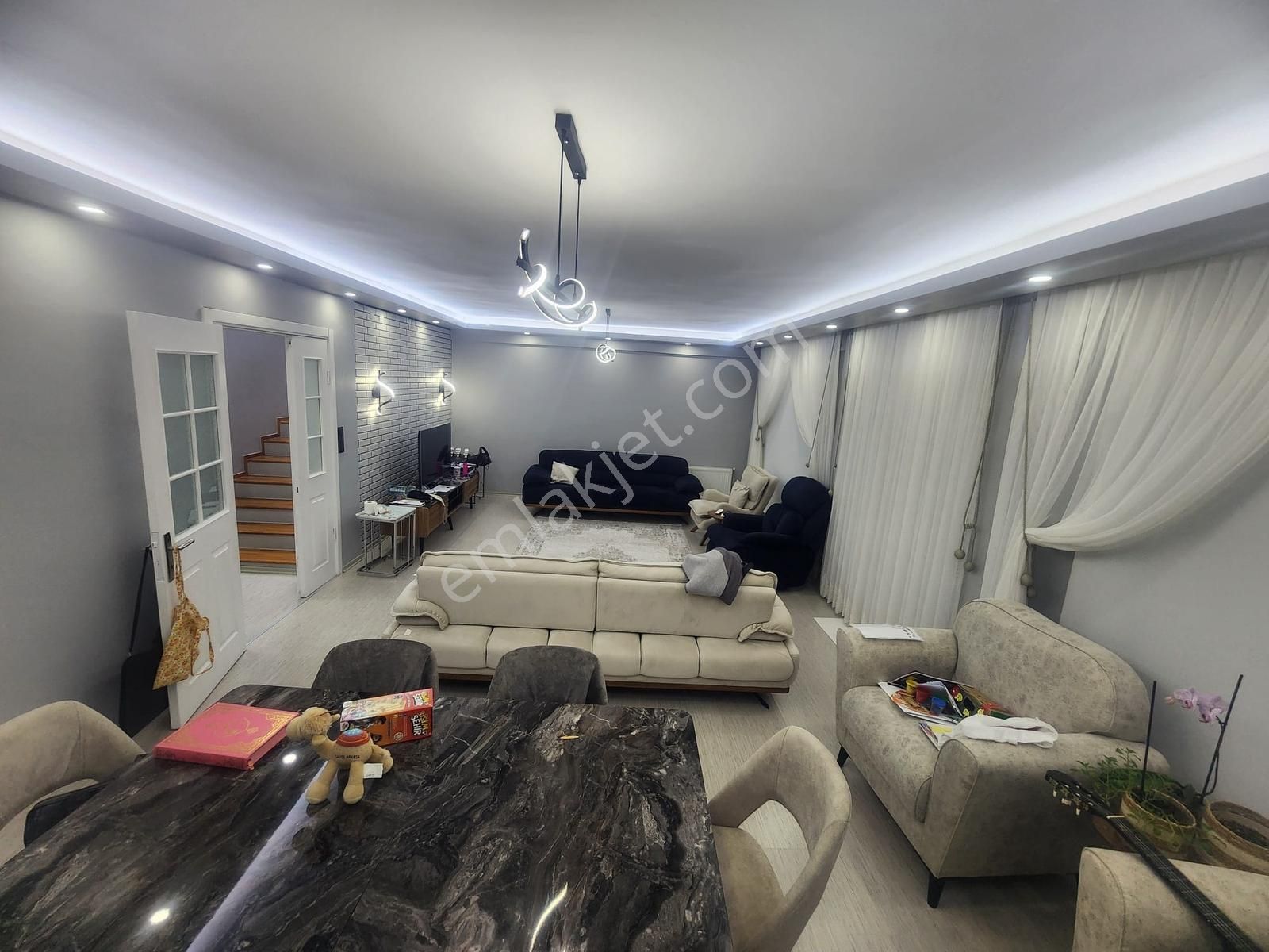 Şeker Mahallesi Sıra Evlerde Özel Tasarım Villa - Görsel 27