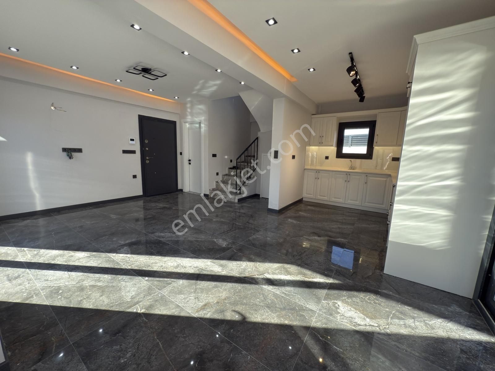 Menteşeoğlu Mahallesinde Merkeze Yakın 3+1 Tam Müstakil Villa - Görsel 6