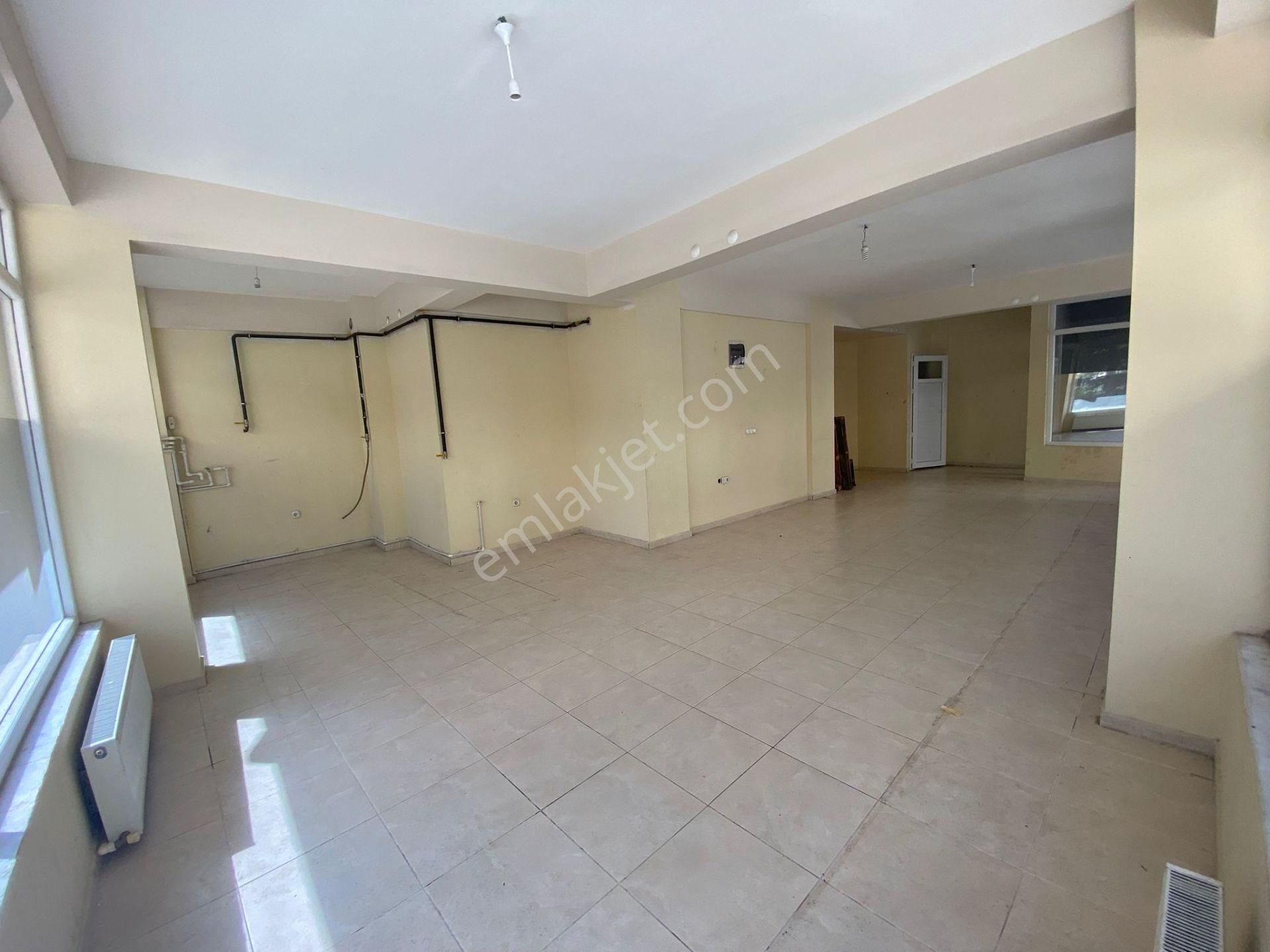 Buca Çamlık Mahallesinde Uçanyol Yanı 90m2 Wc'li Köşe Konumda Kiralık Dükkan - Görsel 4