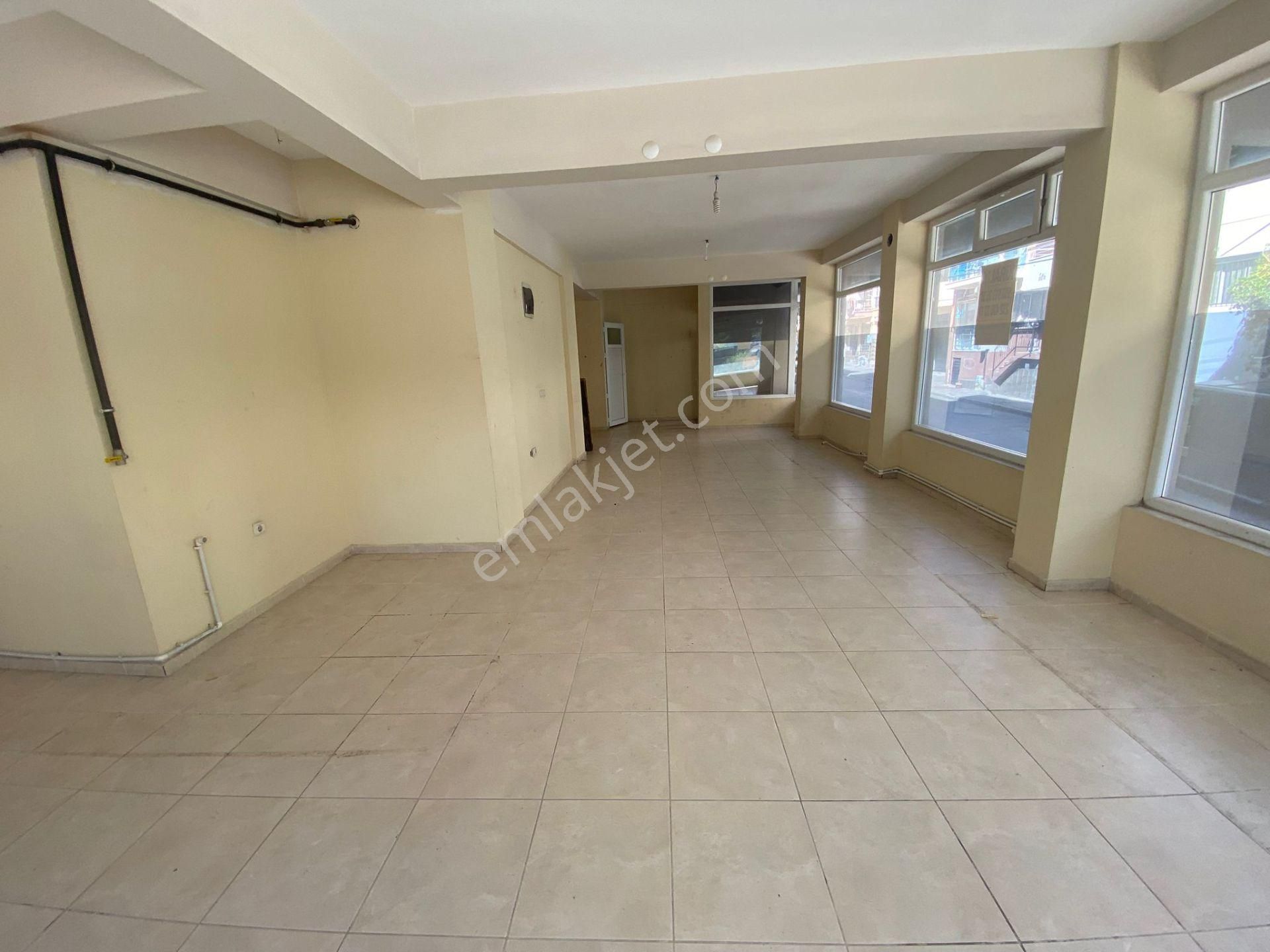 Buca Çamlık Mahallesinde Uçanyol Yanı 90m2 Wc'li Köşe Konumda Kiralık Dükkan