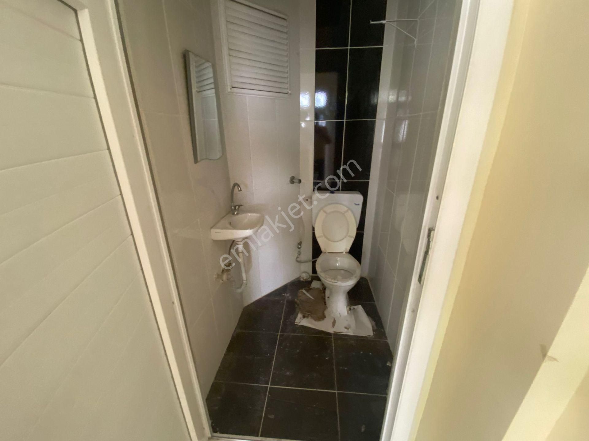 Buca Çamlık Mahallesinde Uçanyol Yanı 90m2 Wc'li Köşe Konumda Kiralık Dükkan - Görsel 7