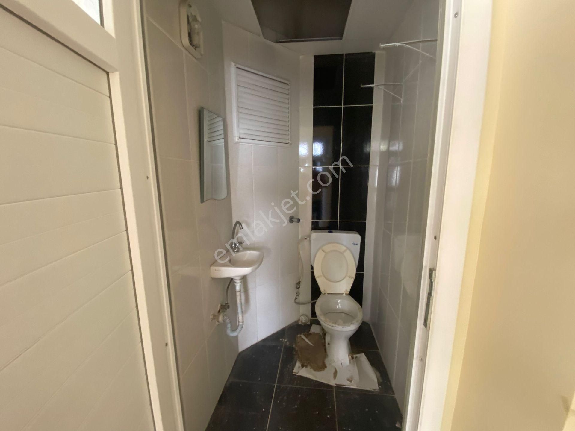 Buca Çamlık Mahallesinde Uçanyol Yanı 90m2 Wc'li Köşe Konumda Kiralık Dükkan - Görsel 6