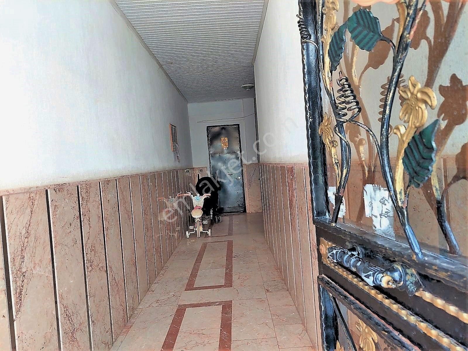 Seferihisar Ürkmez Merkez'de Satılık 2+1 Daire Ayrı Mutfak - Görsel 4