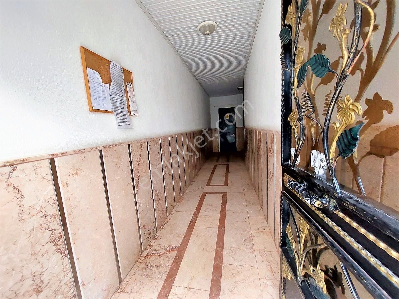 Seferihisar Ürkmez Merkez'de Satılık 2+1 Daire Ayrı Mutfak - Görsel 5