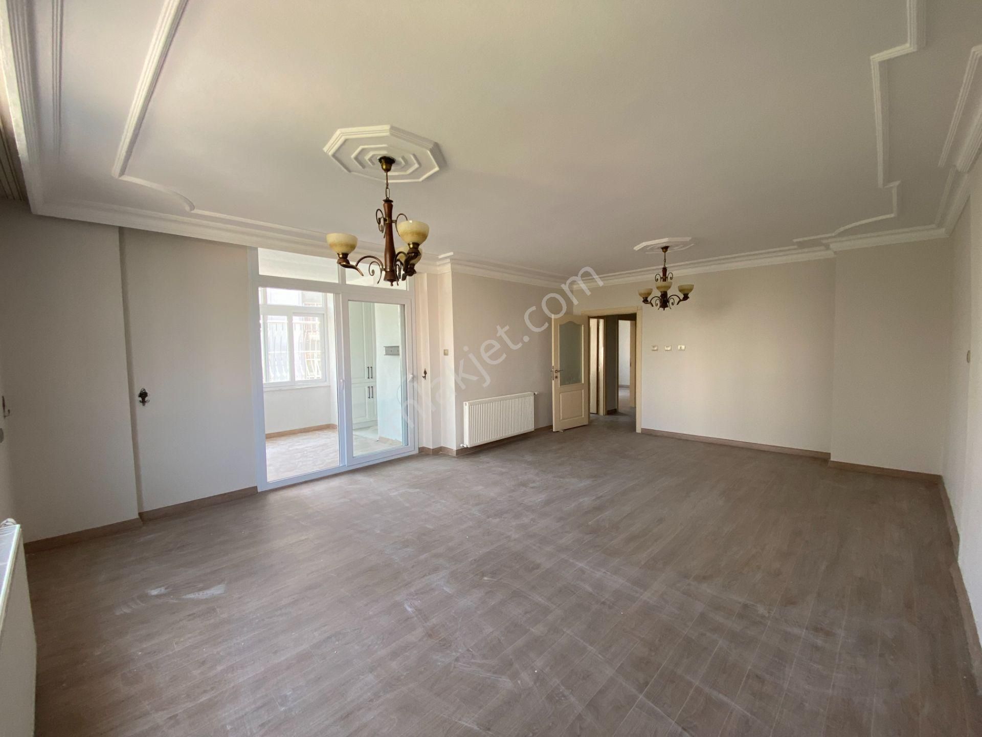 Güzelyalı'da 3+1 165 M2 Doğalgazlı Bakımlı Kiralık Daire