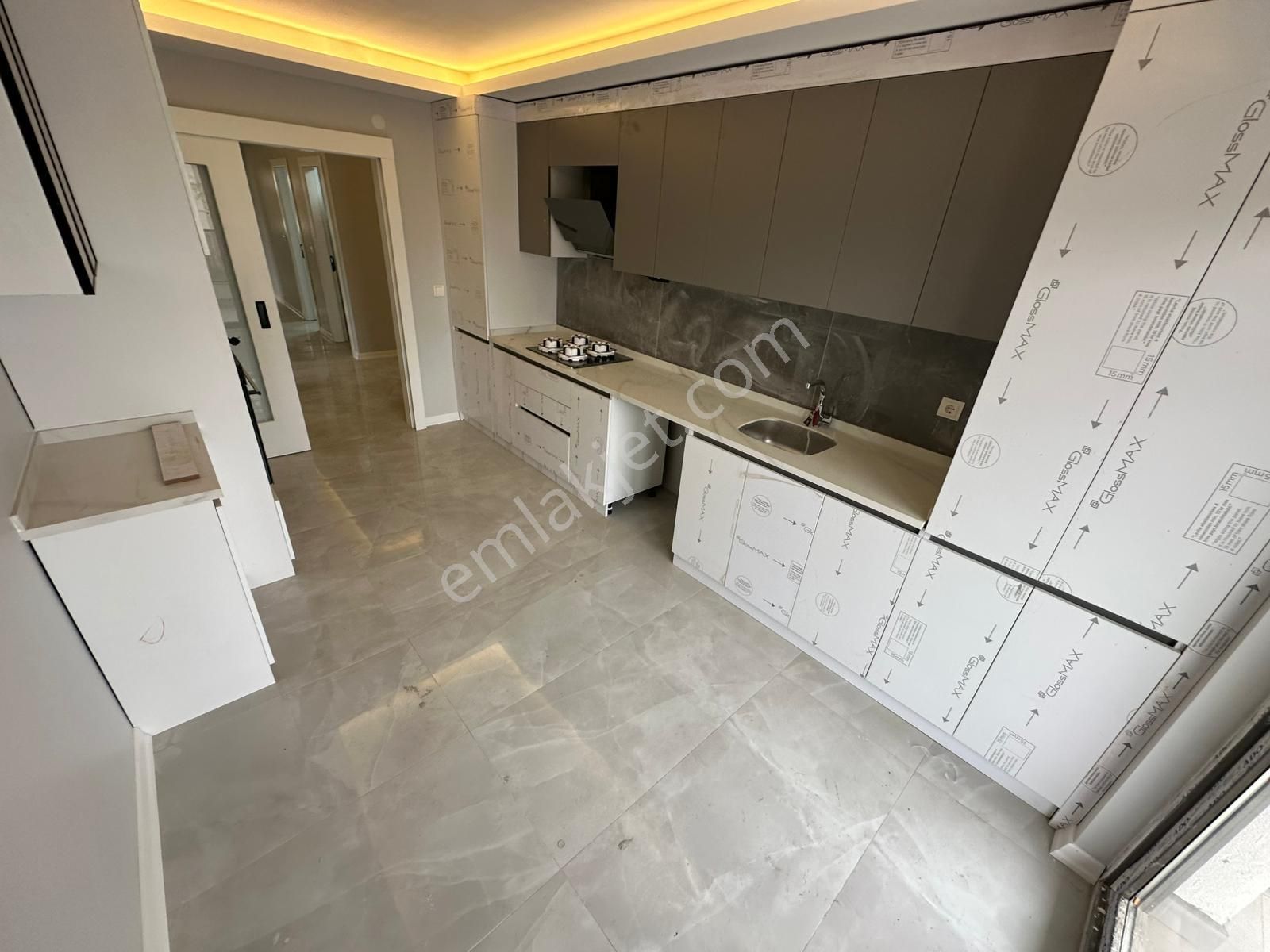 Saraycık Toki^de Sıfır E. Banyolu G. Odalı Geniş Full Yapılı Ara Katta Asansörlü 4+1