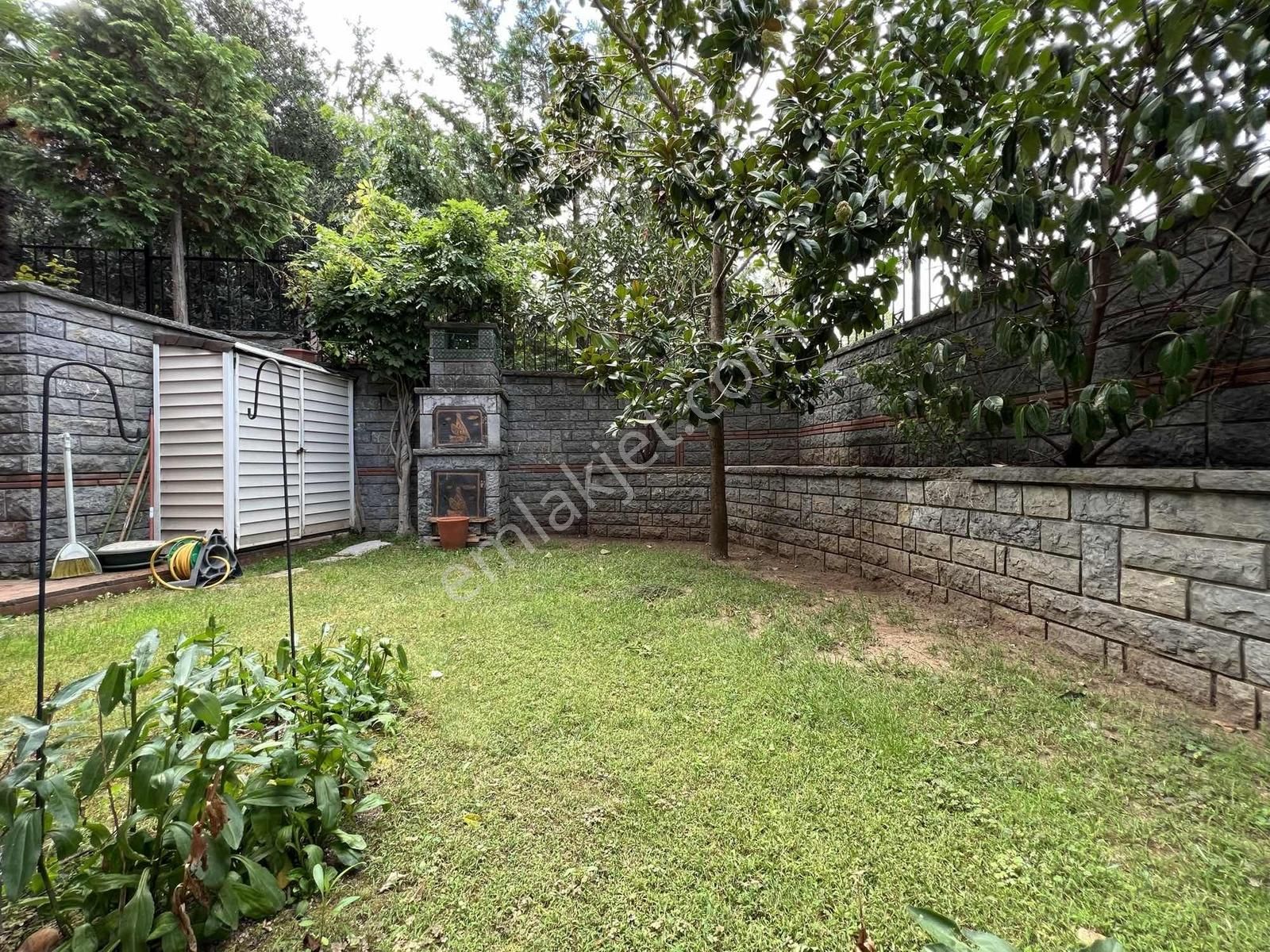 Çengelköy Ata-2 Sitesinde 320 M2 Masrafsız Köşe Konumlu Triplex - Görsel 14