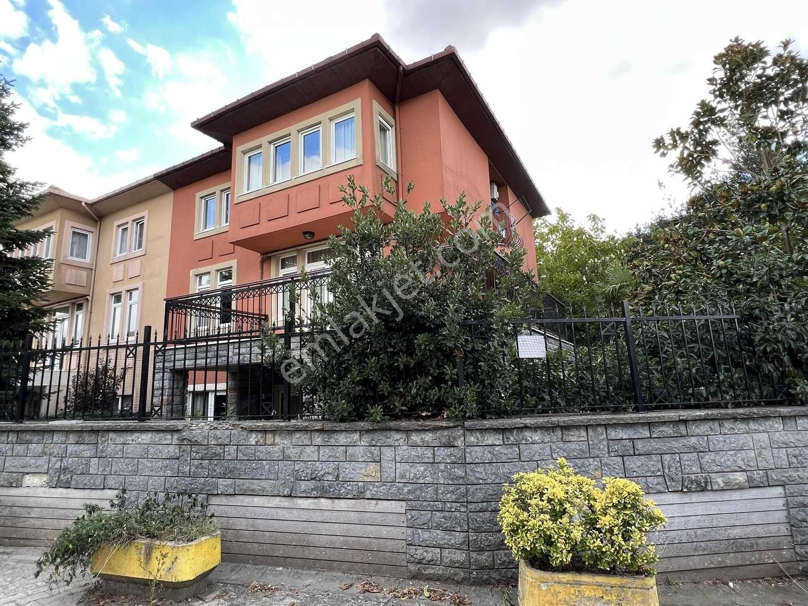 Çengelköy Ata-2 Sitesinde 320 M2 Masrafsız Köşe Konumlu Triplex - Görsel 12
