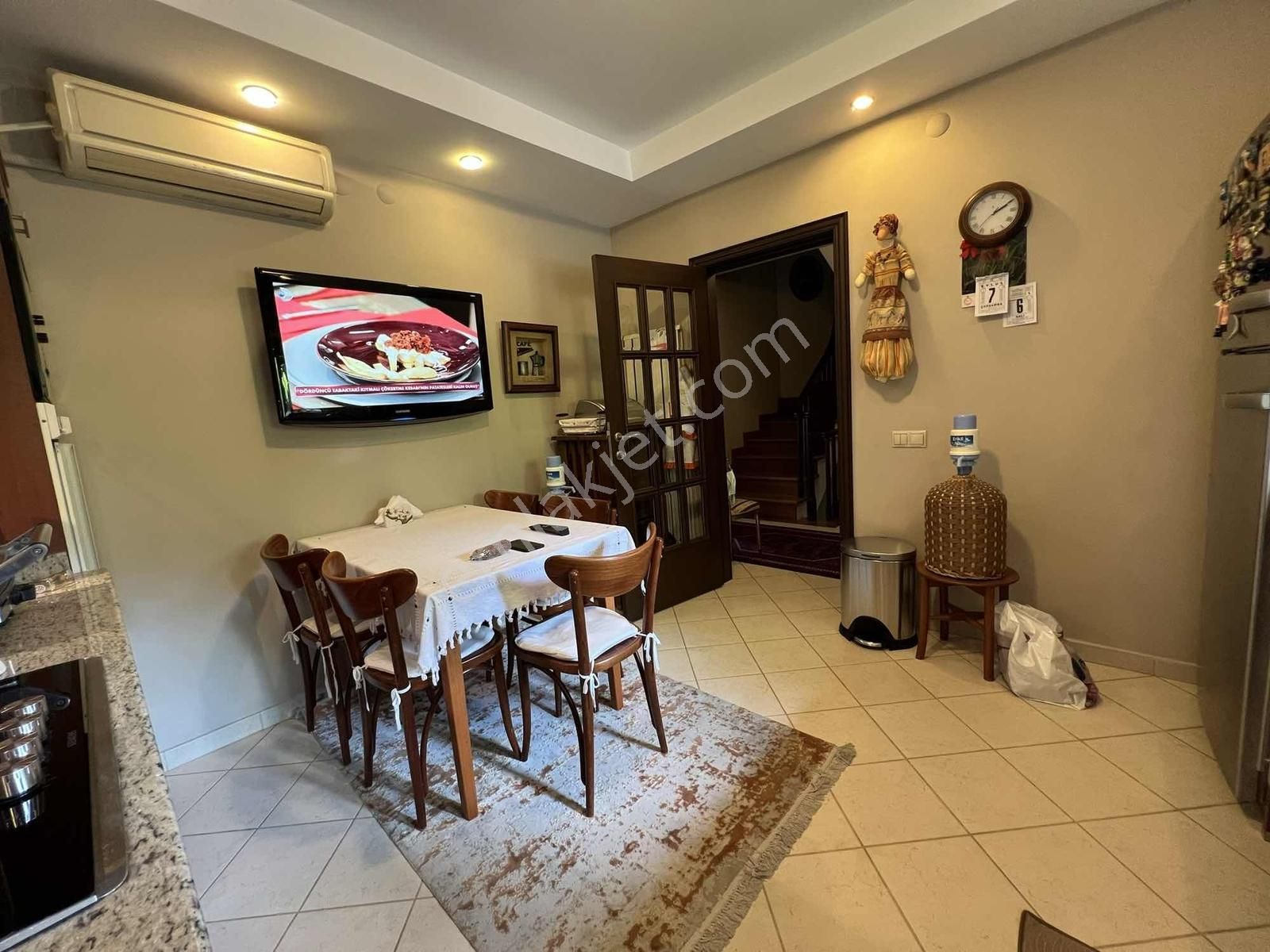 Çengelköy Ata-2 Sitesinde 320 M2 Masrafsız Köşe Konumlu Triplex - Görsel 3