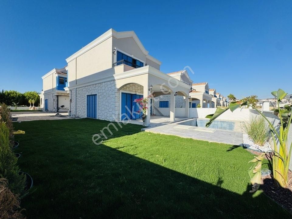 Kuşadası Avm Bölgesinde Doğalgazlı Müstakil Havuzlu 5+1 Villa