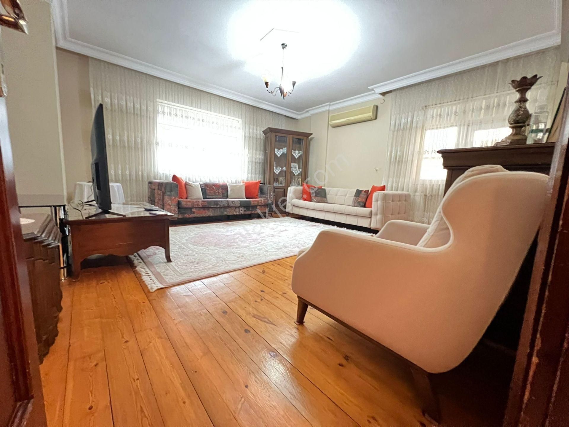 Yenibosna Zafer Mahallesinde Satılık Dubleks Daire 5+2 İskanlı