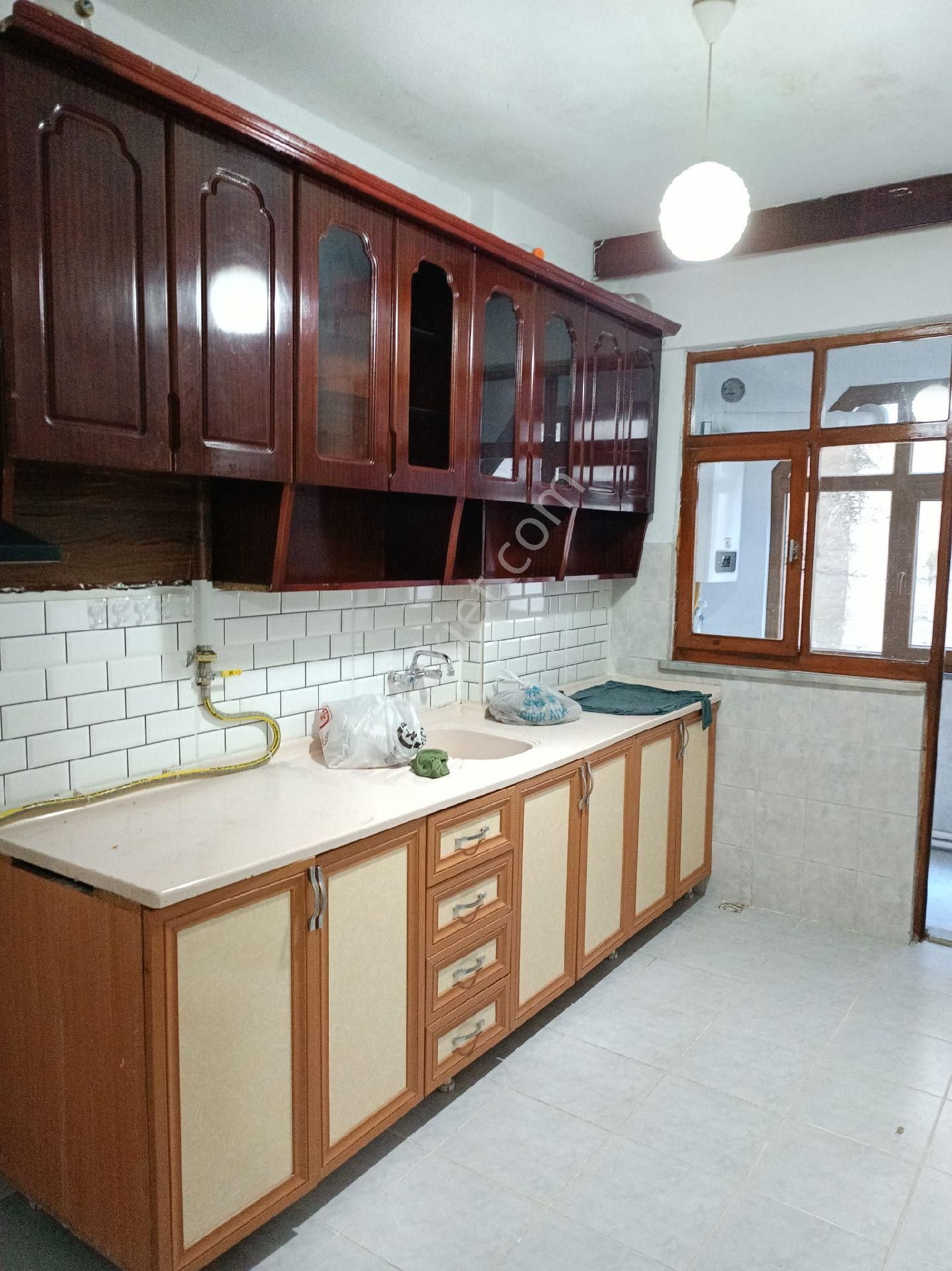 Akçaabat Orta Mahallede Merkezi Konumda Doğalgazlı Kiralık 3+1 Daire