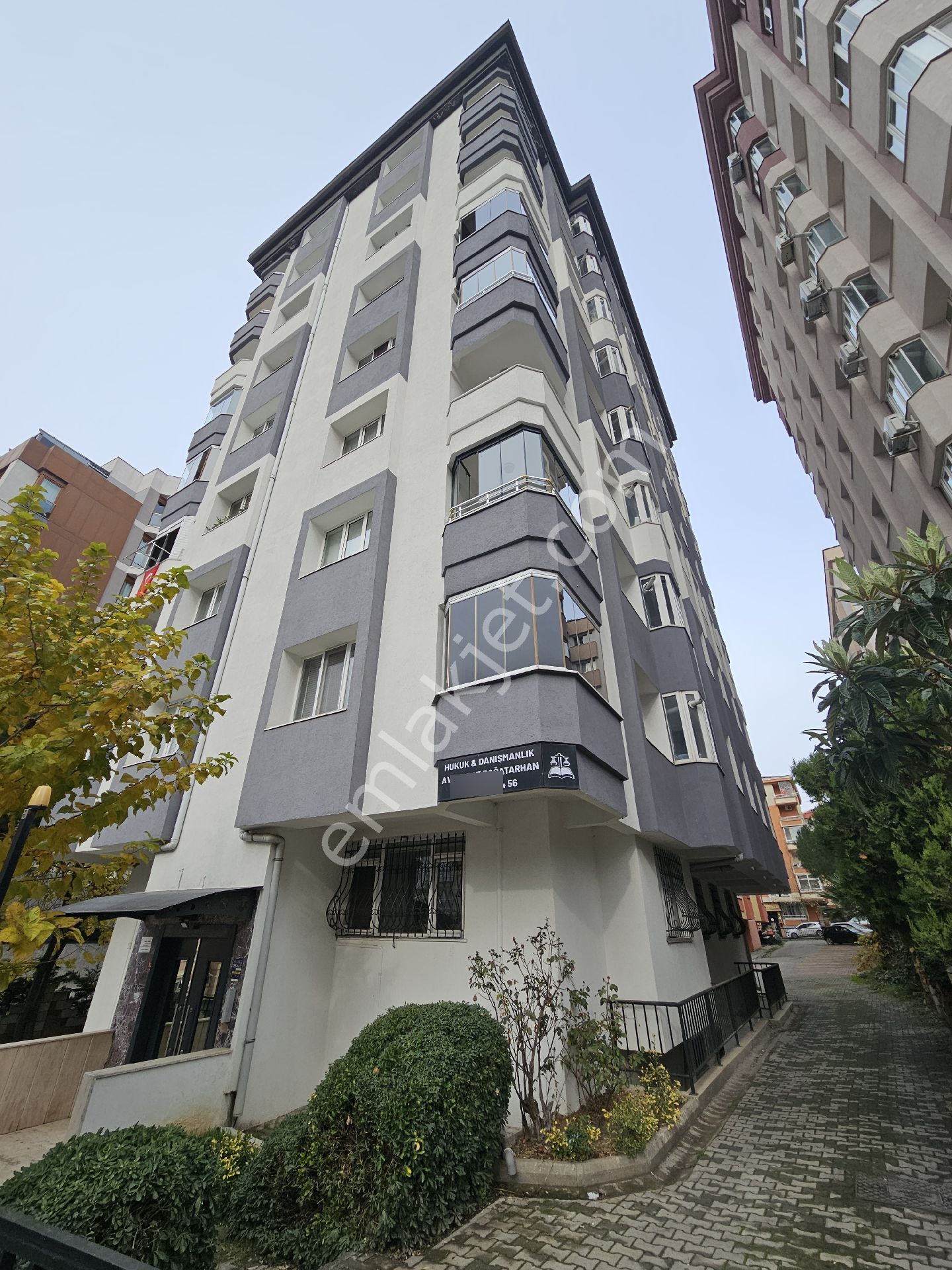 Alper Alkan'dan Şerifali Hatboyu Cad. Üzerinde Kot-1 De 1+1 Daire
