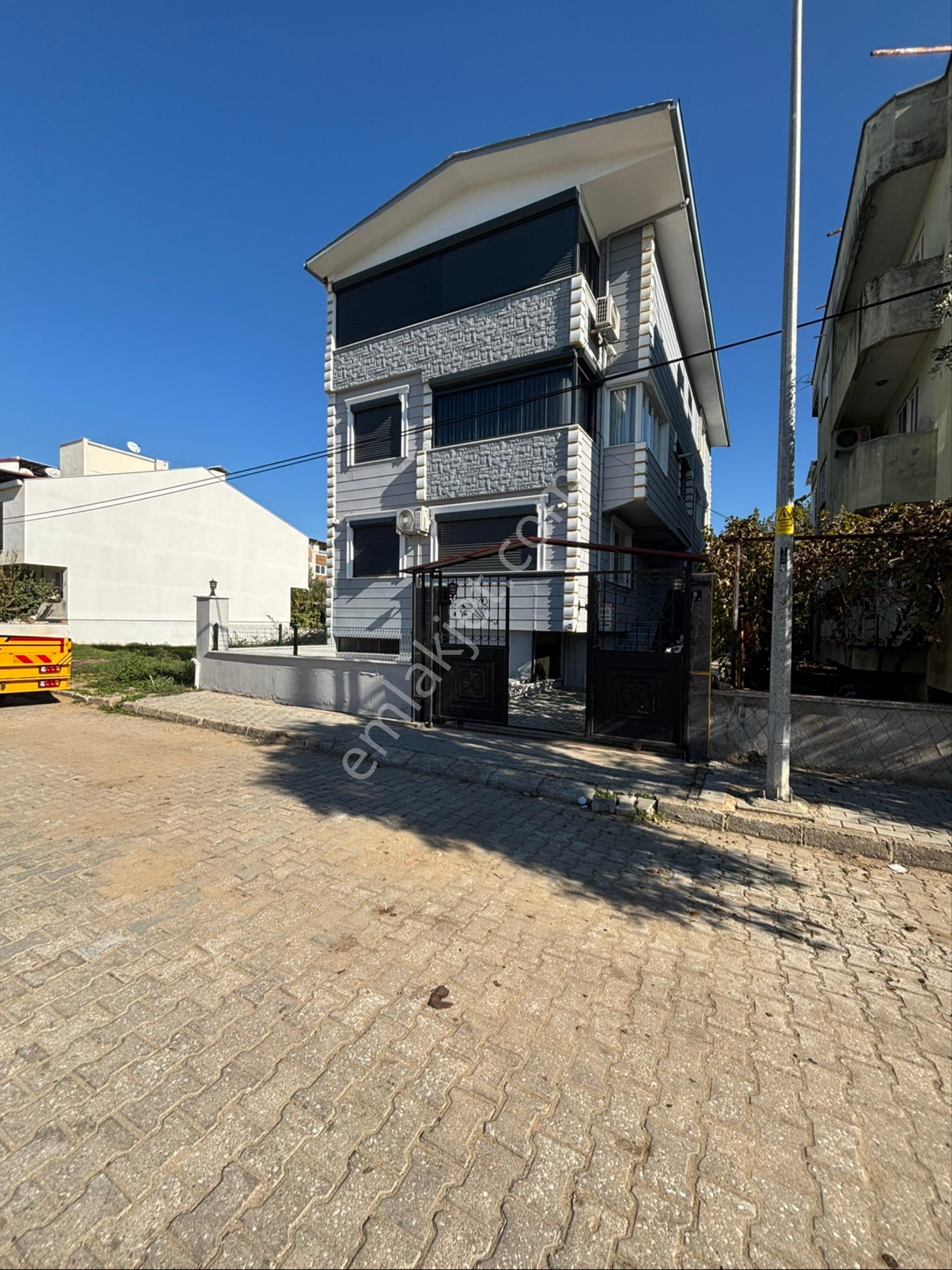 İstiklal Mahallesinde 3 Katlı Lüks İşçilikli Satılık Bina - Görsel 4