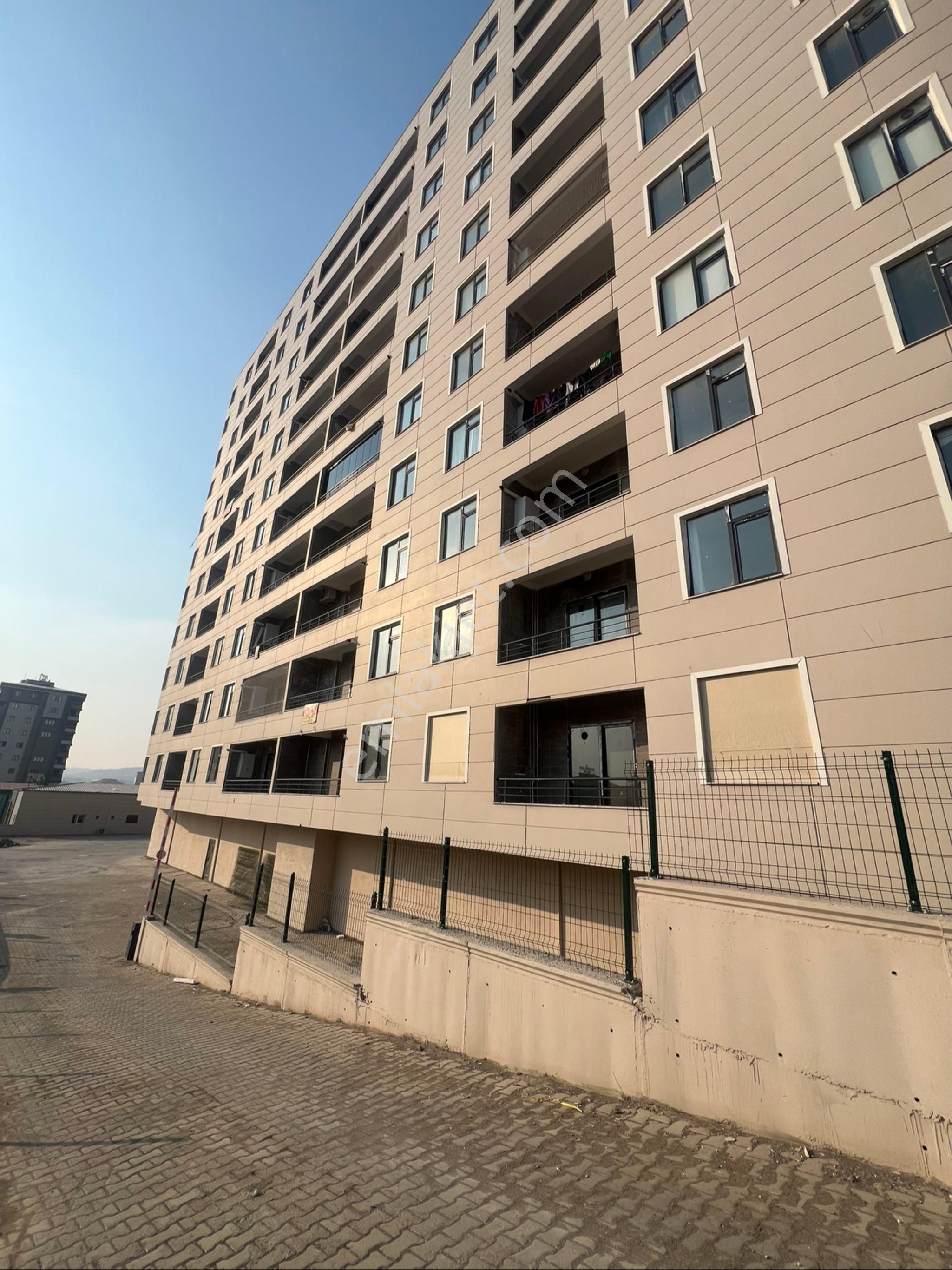 Ovalı Emlaktan Şanlıurfa Karaköprü De Satılık Eşyalı 1+1