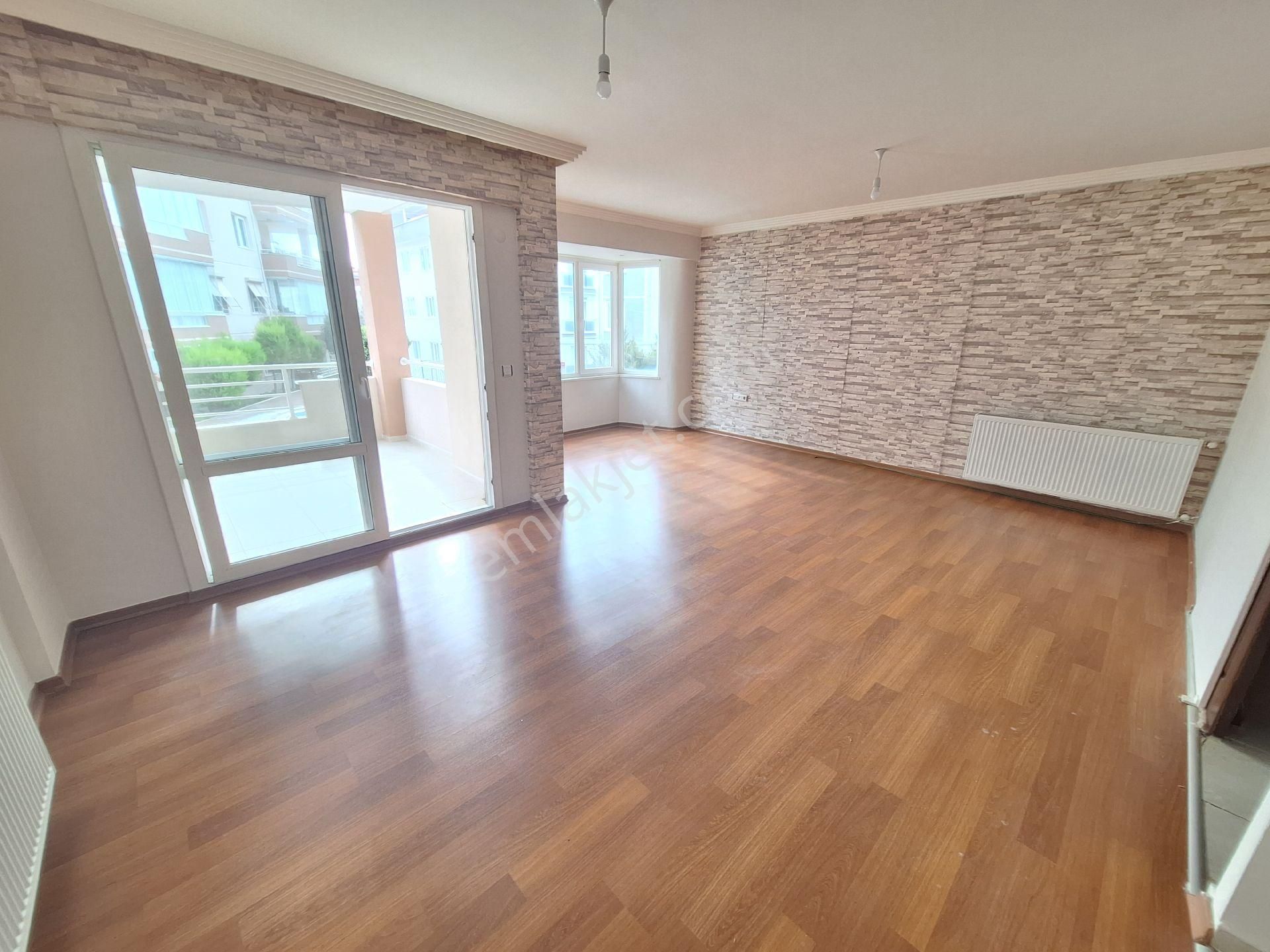 Kuşadası Ege Mmahallesi'nde Havuzlu Sitede Doğalgazlı Eşyasız Boş Kiralık 3+1 Daire - Görsel 6