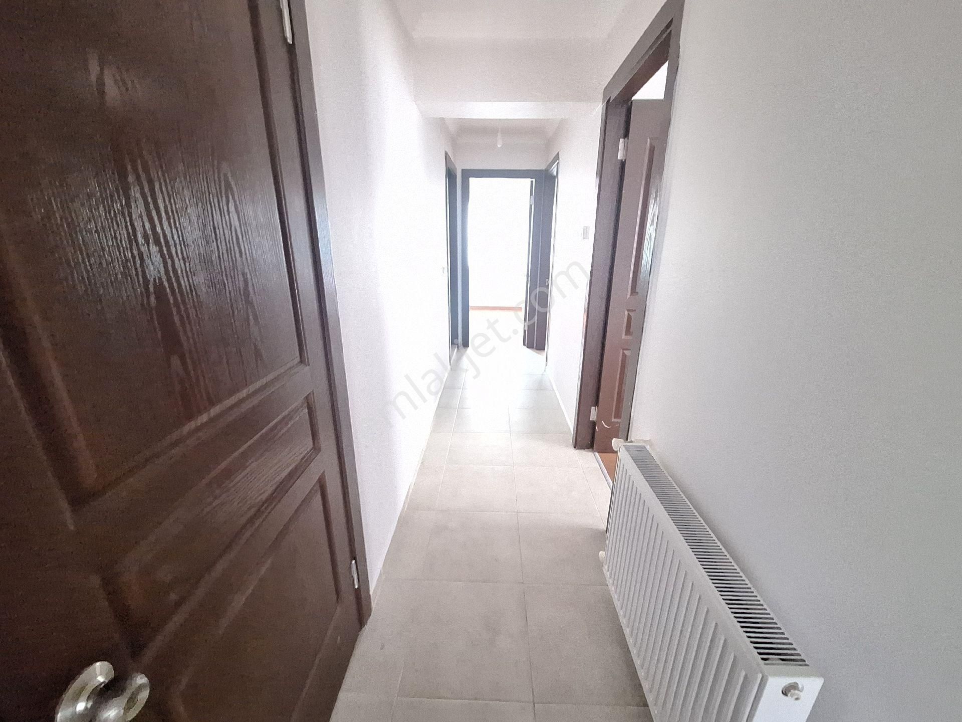 Kuşadası Ege Mmahallesi'nde Havuzlu Sitede Doğalgazlı Eşyasız Boş Kiralık 3+1 Daire - Görsel 16