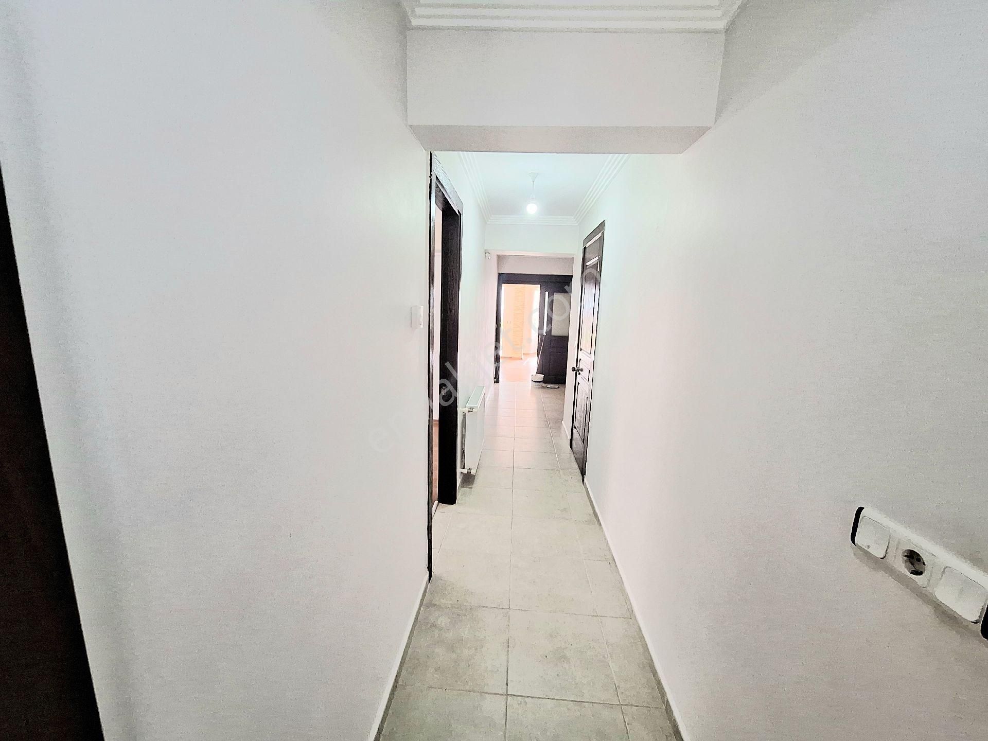 Kuşadası Ege Mmahallesi'nde Havuzlu Sitede Doğalgazlı Eşyasız Boş Kiralık 3+1 Daire - Görsel 4