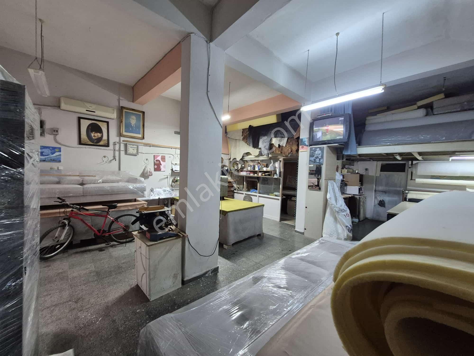 İzmir Karabağlar Sanayide//4katlı,,1dükan 3daire'den(2+1daireler)oluşan103m2 Tek Tapu 4katlı /bina