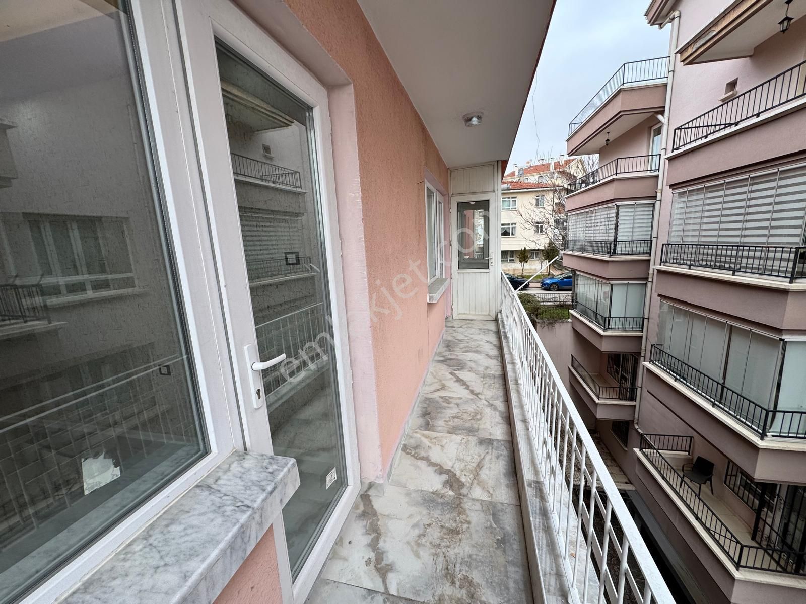 Sanatoryum Cad Paraleli 3+1 1.katta Lüx Yapılı Cepheleri Açık - Görsel 12